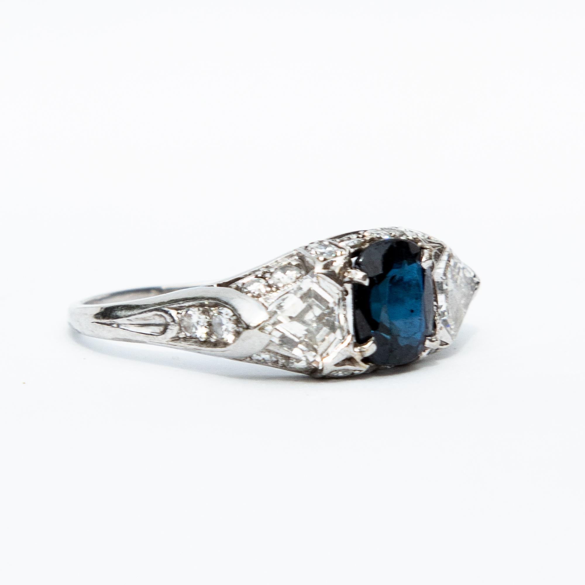 Art Deco Natural Sapphire and Diamond Platinum Three-Stone Ring In Excellent Condition In Chipping Campden, GB