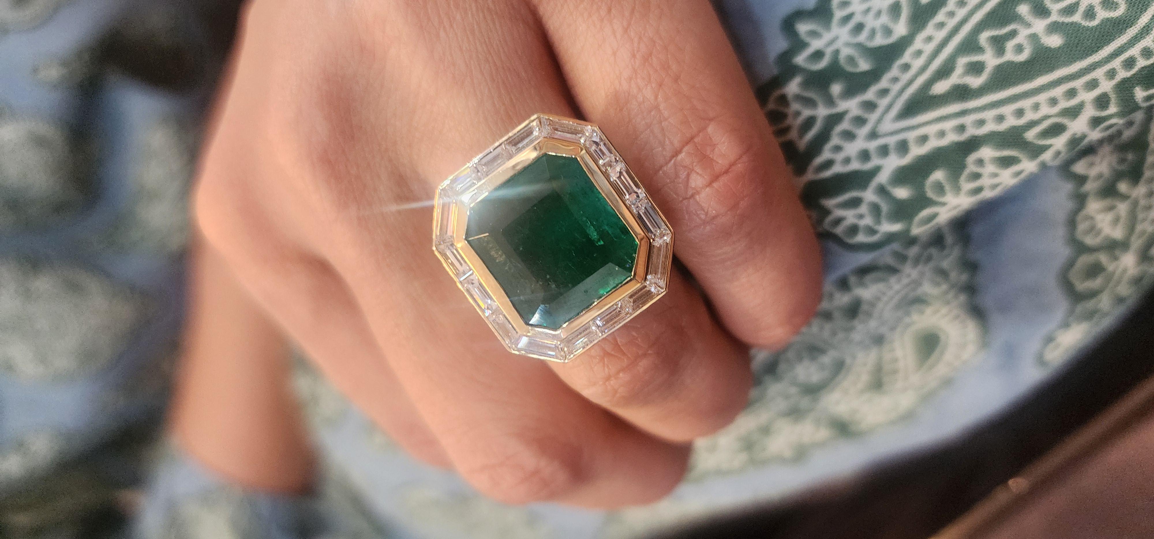 Ring aus 18 Karat Gold mit natürlichem sambischem Smaragd und Diamanten in hoher Qualität im Art-déco-Stil im Angebot 1
