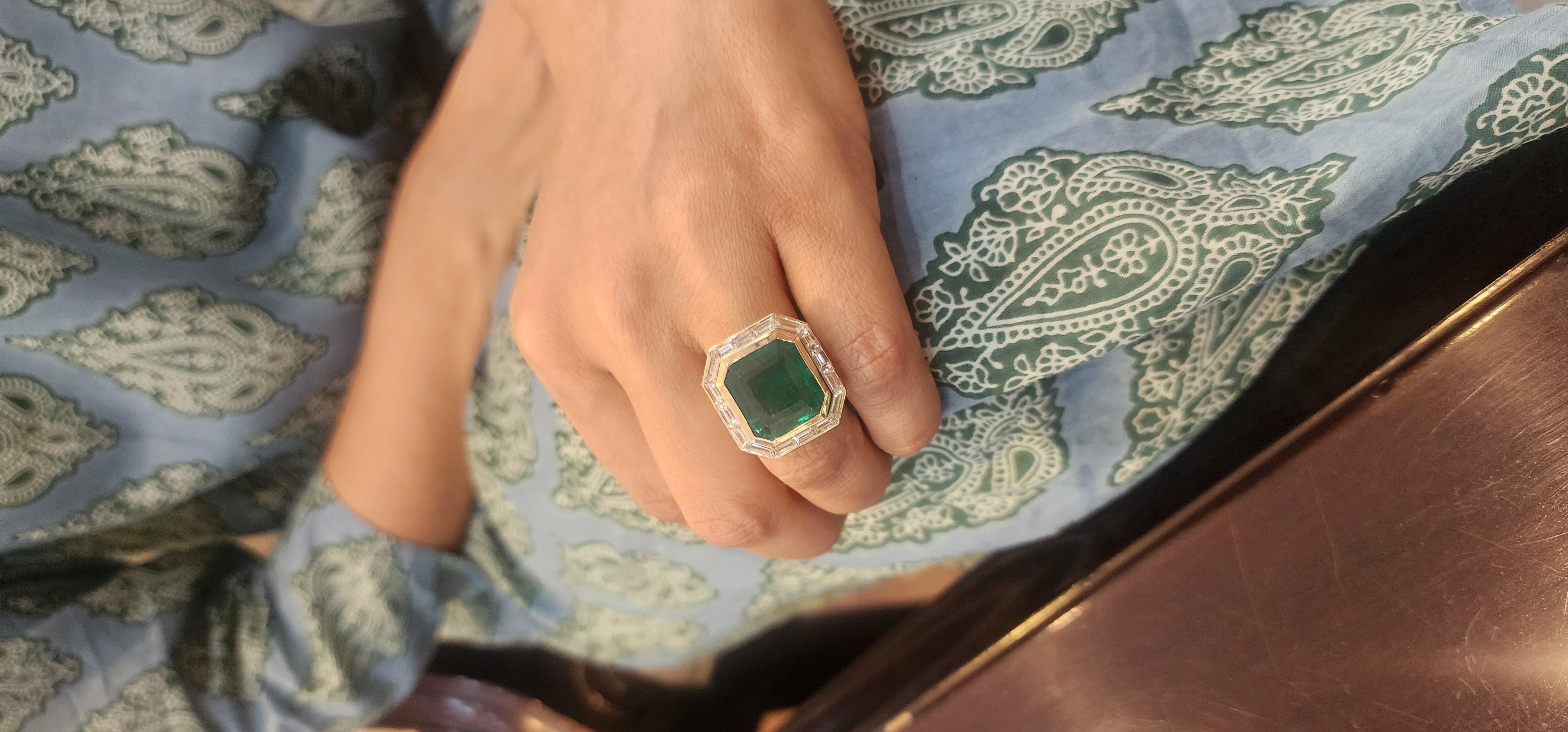 Ring aus 18 Karat Gold mit natürlichem sambischem Smaragd und Diamanten in hoher Qualität im Art-déco-Stil im Angebot 2