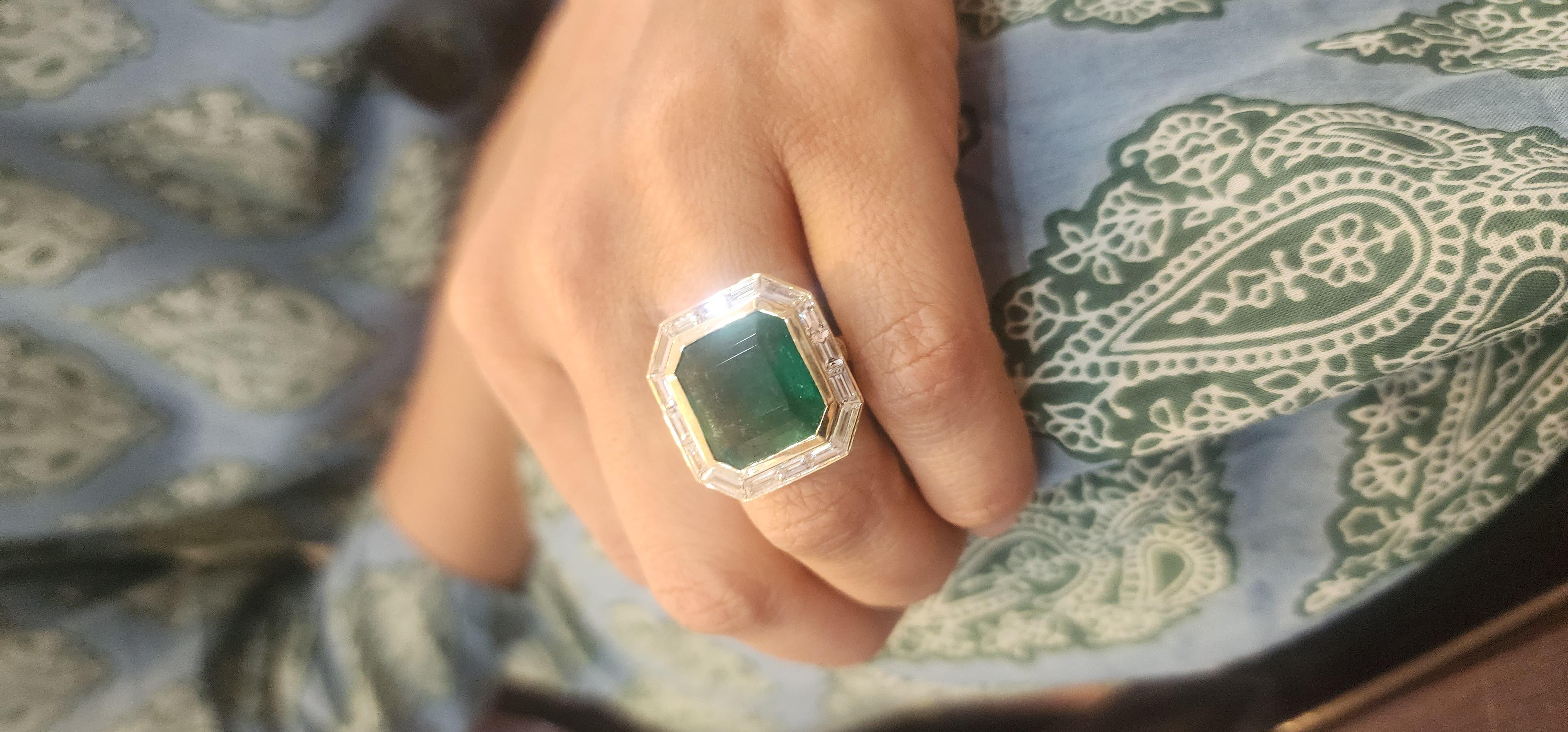 Ring aus 18 Karat Gold mit natürlichem sambischem Smaragd und Diamanten in hoher Qualität im Art-déco-Stil im Angebot 3