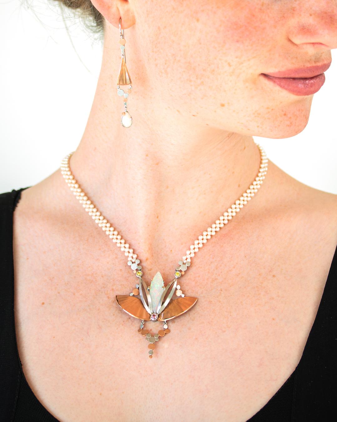 Donna Collana Art Deco in oro rosa con opale e diamanti su collane di perle in vendita