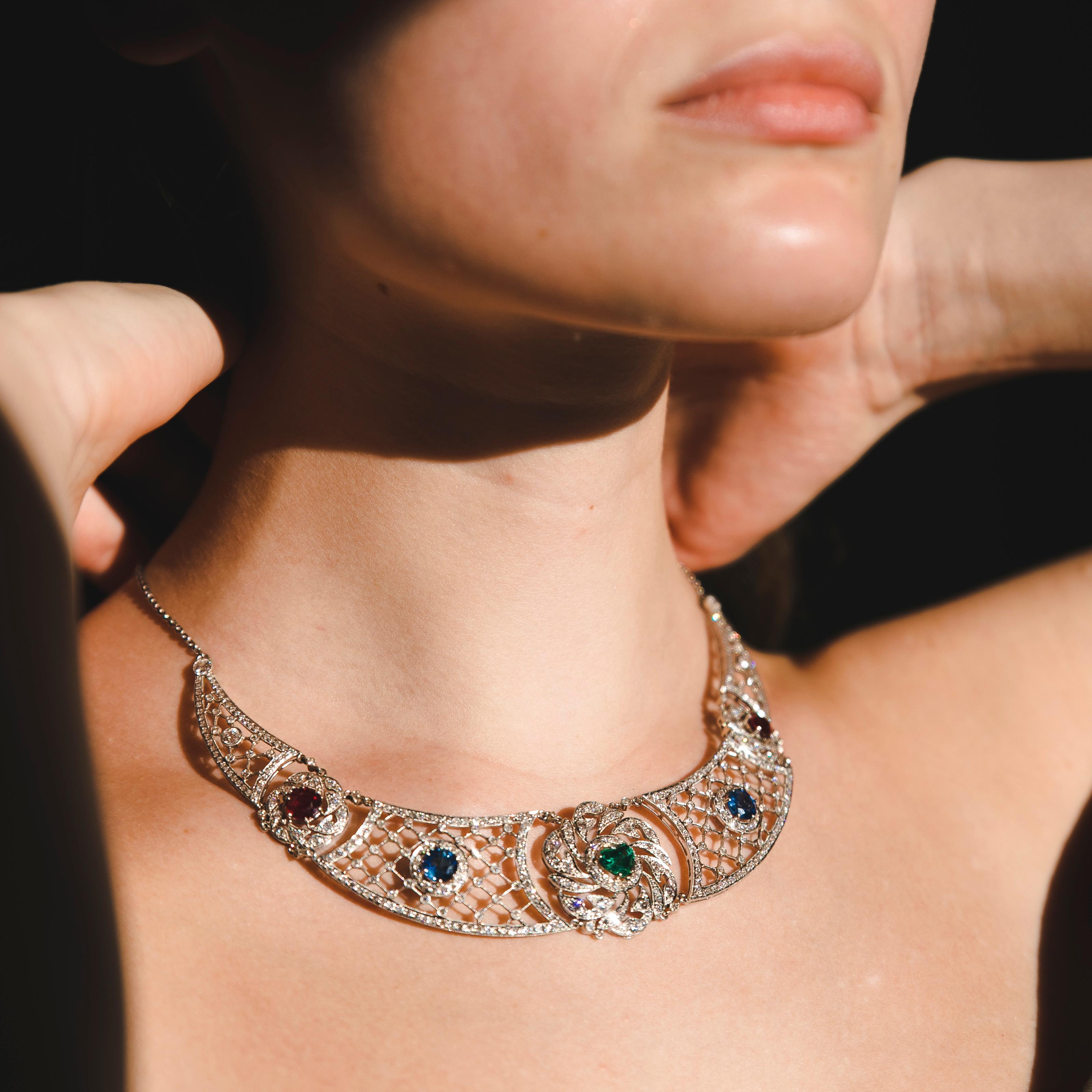 Collier en platine avec émeraude en forme de cœur et saphirs rubis diamants Près de 2 carats chacun, émeraude en forme de cœur, deux saphirs naturels de haute qualité et deux rubis entourés de diamants. Platine. 
Deux saphirs naturels de haute