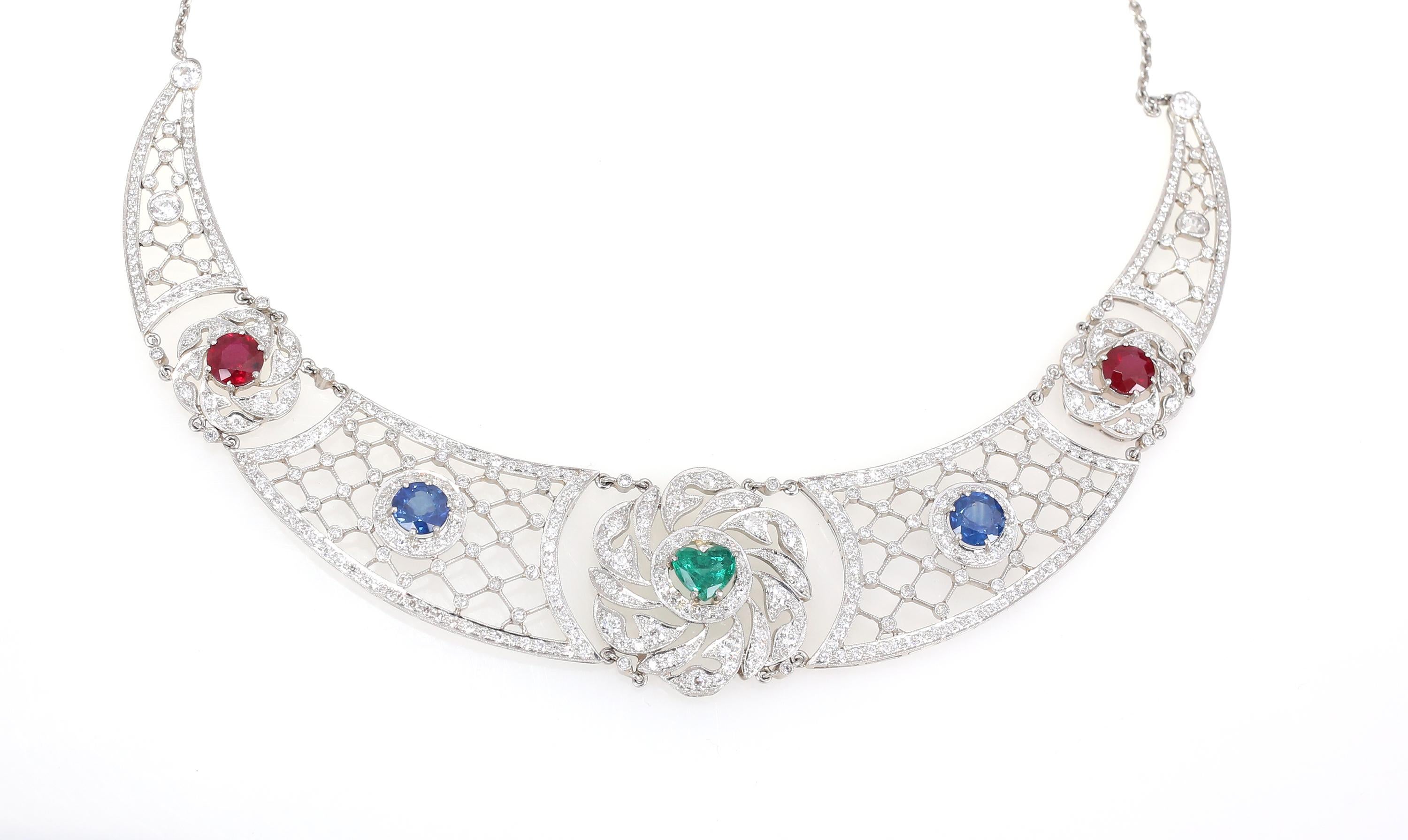 Taille cœur Collier en platine, émeraude, saphirs, rubis et diamants en forme de cœur, 1930 en vente