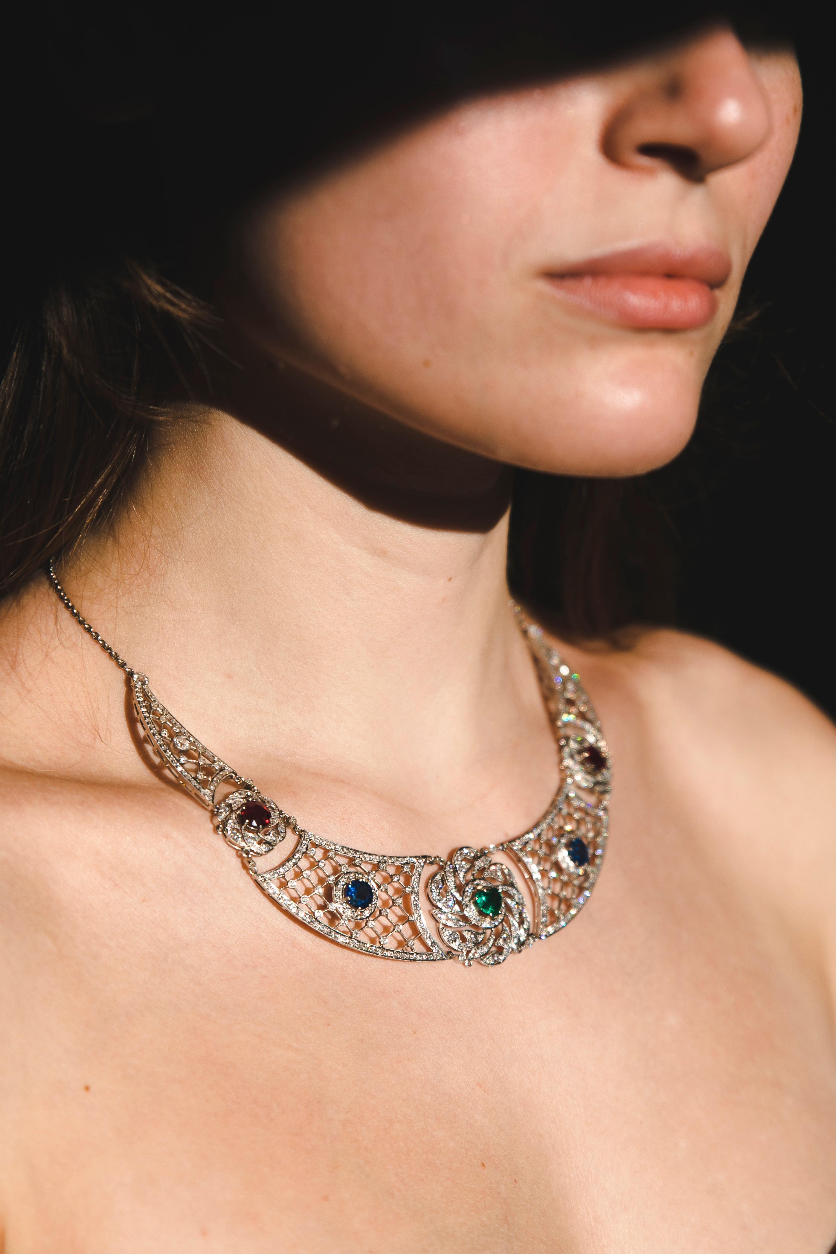 Collier en platine, émeraude, saphirs, rubis et diamants en forme de cœur, 1930 Bon état - En vente à Herzelia, Tel Aviv