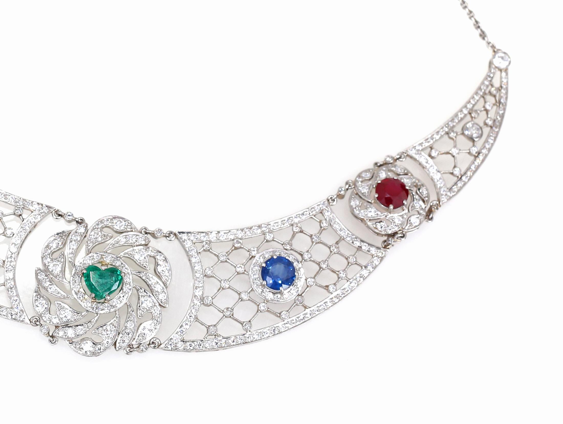 Collier en platine, émeraude, saphirs, rubis et diamants en forme de cœur, 1930 Pour femmes en vente
