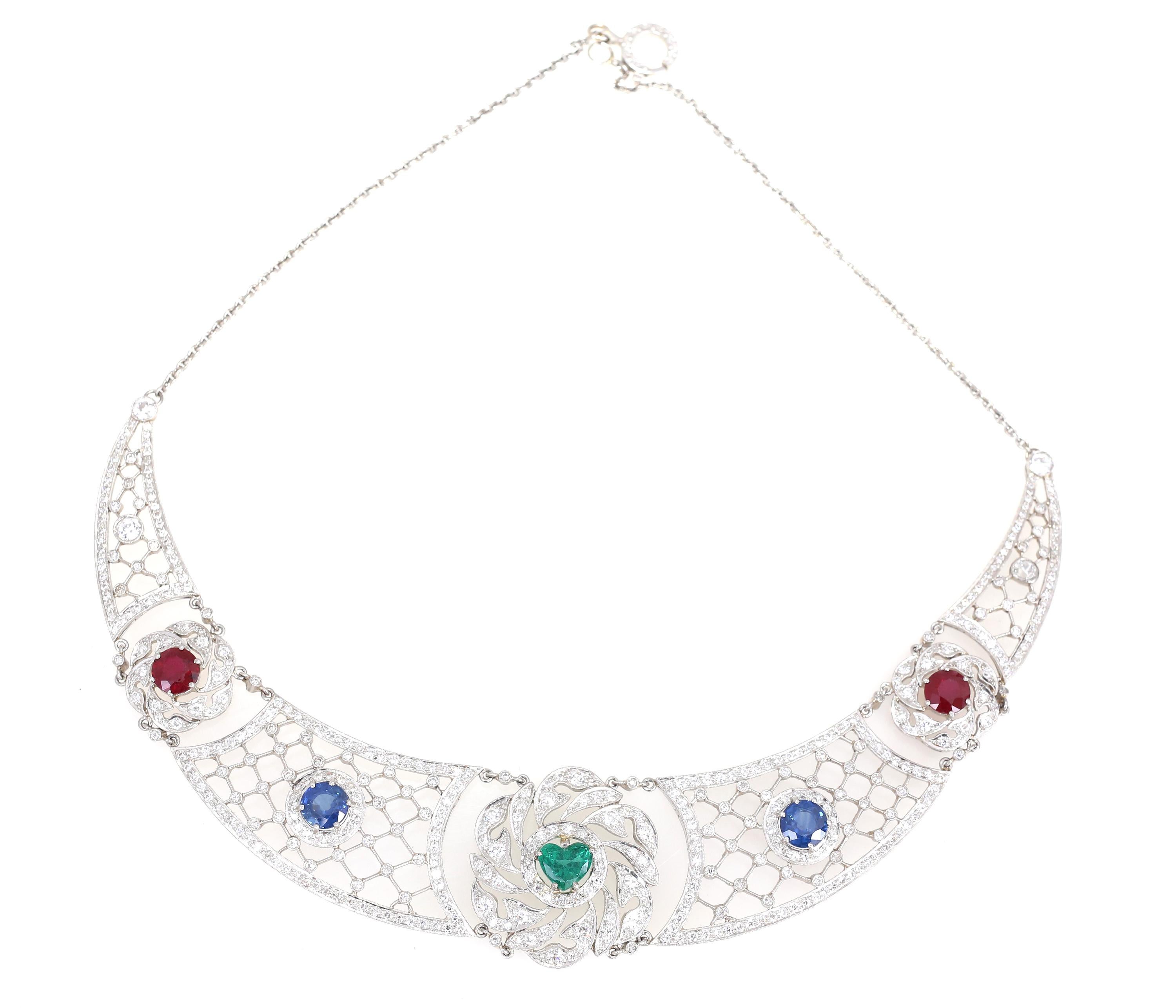 Collier en platine, émeraude, saphirs, rubis et diamants en forme de cœur, 1930 en vente 3