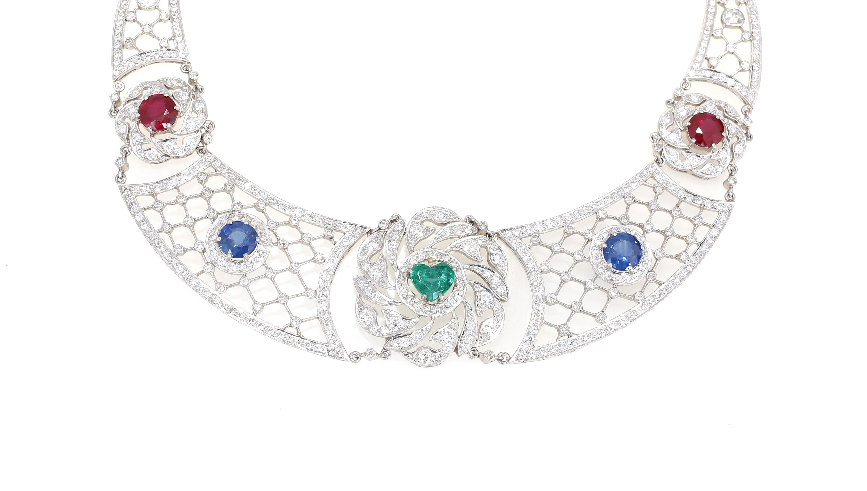 Collier en platine, émeraude, saphirs, rubis et diamants en forme de cœur, 1930 en vente 4