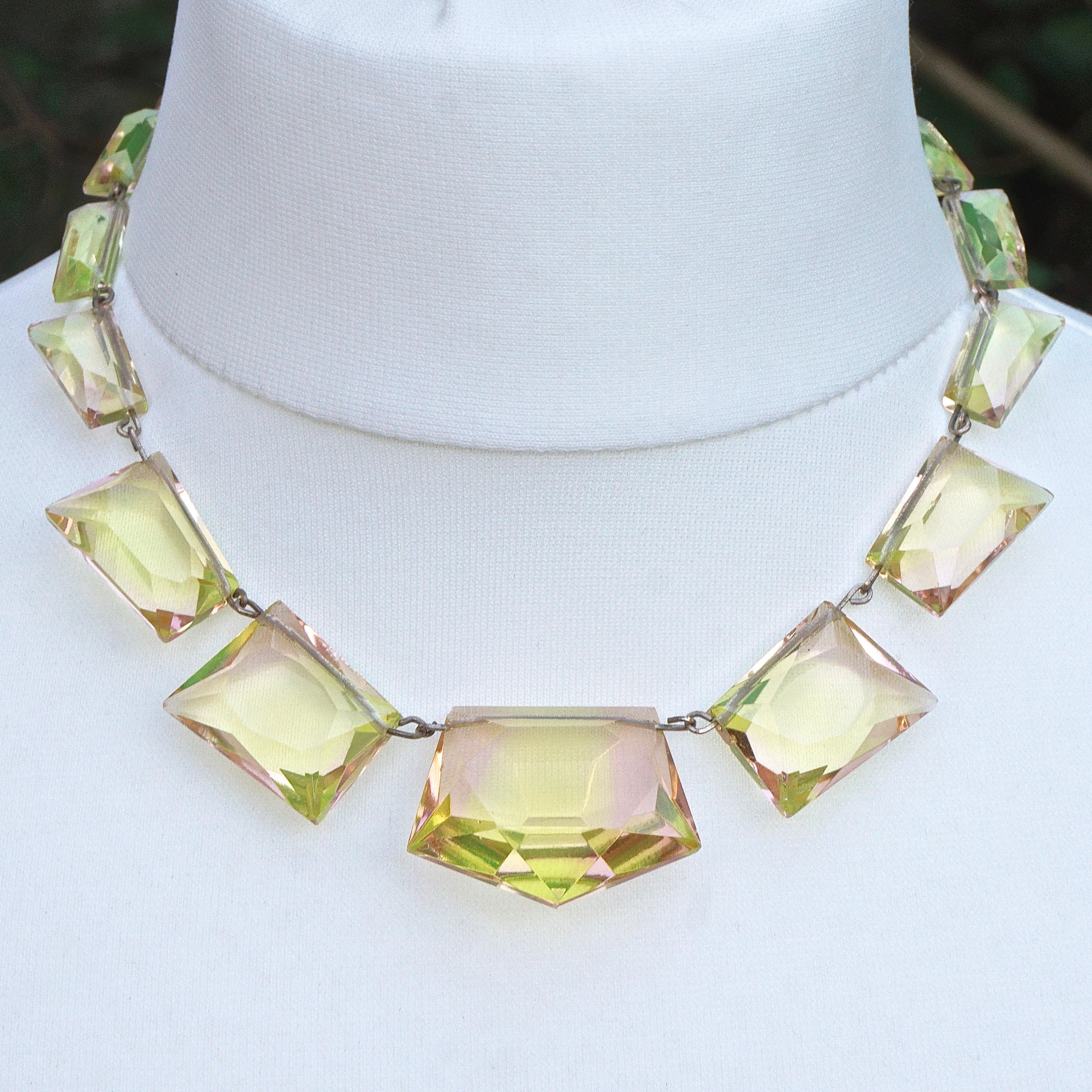 Art Deco Necklace Shell Pink and Light Yellow Uranium Glass on Gold Tone Wire In Good Condition For Sale In London, GB