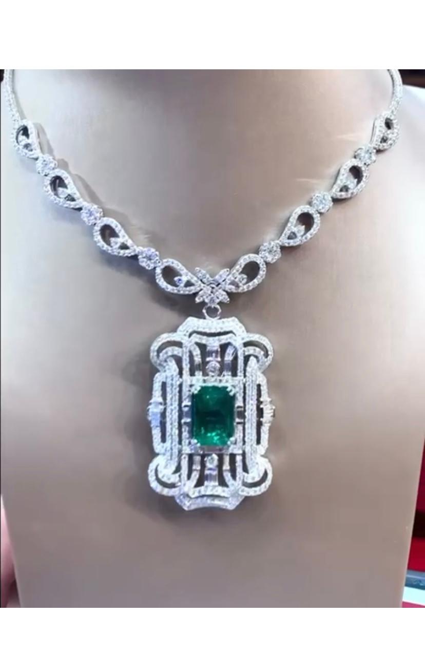 Art Decô Halskette mit 17,64 Karat Smaragd und Diamanten (Art déco) im Angebot