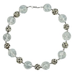 Collier Art déco avec perles en verre transparent et boules de strass sur fil métallique argenté