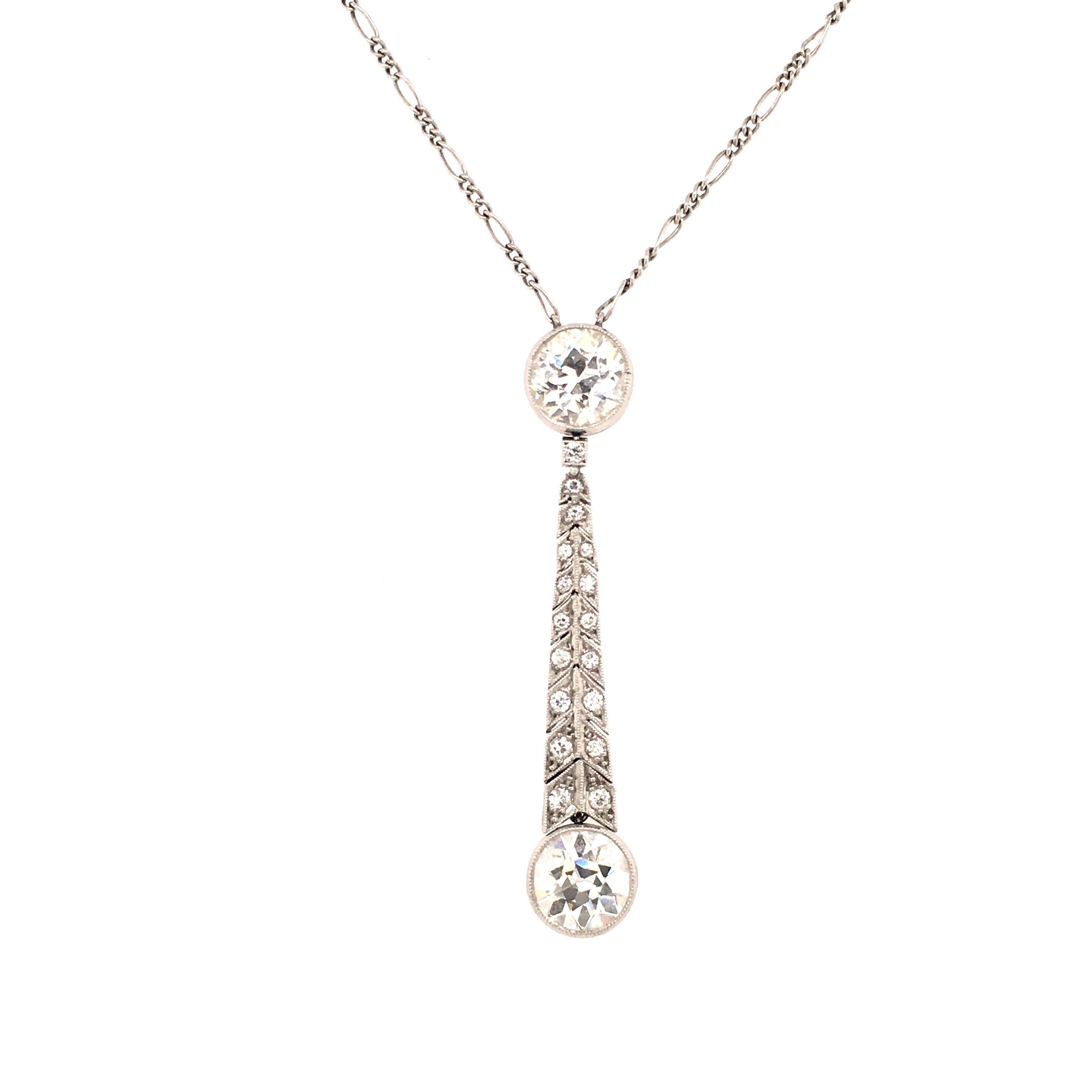 Beautiful Art Deco necklace made in platinum set with two old European cut diamonds of 1.23 ct H/si2 and 1.14 ct I/vs2 in quality.
Flexible herringbone pattern carefully set with 17 old cut diamonds.
You noticed how enchanting the chain is