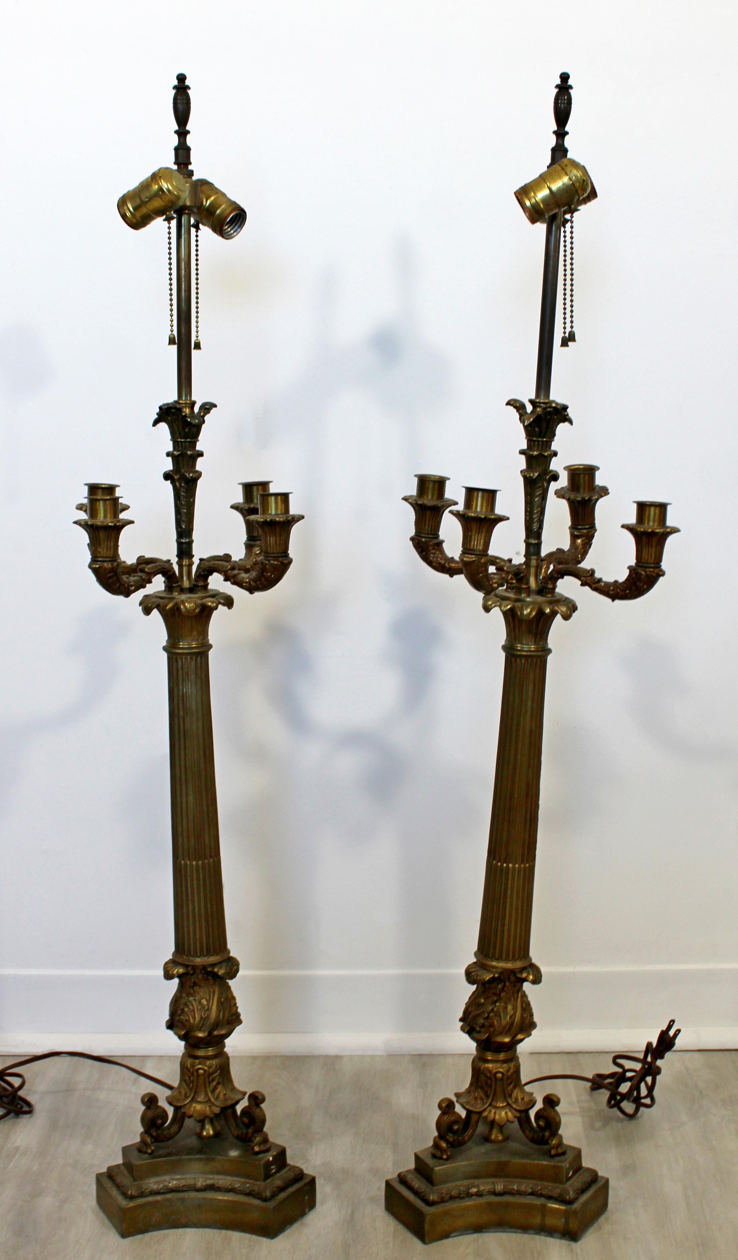 Nous vous présentons une magnifique paire de lampes de table néoclassiques en bronze, par William Kessler, vers les années 1930. En très bon état d'ancienneté. Les dimensions sont de 10