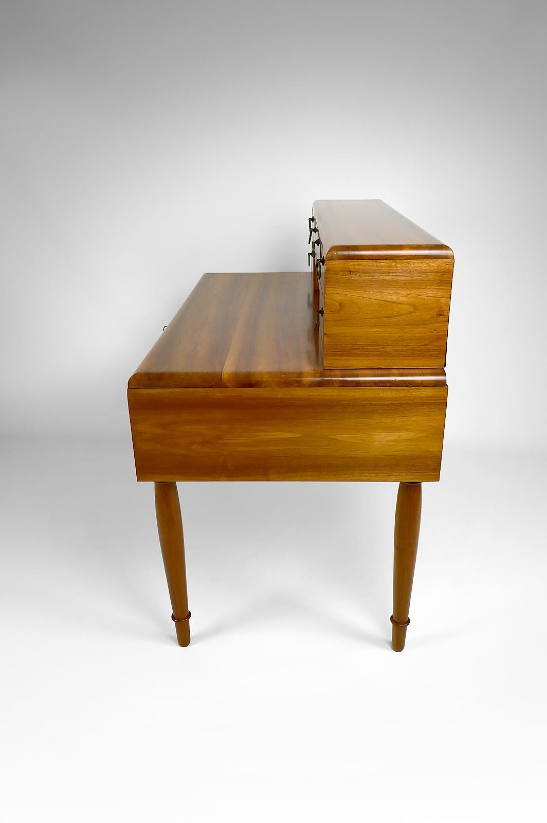 Schreibtisch aus Nussbaumholz im Art-déco-/ Neoklassizismus-Stil, Frankreich, um 1940 im Zustand „Gut“ im Angebot in VÉZELAY, FR