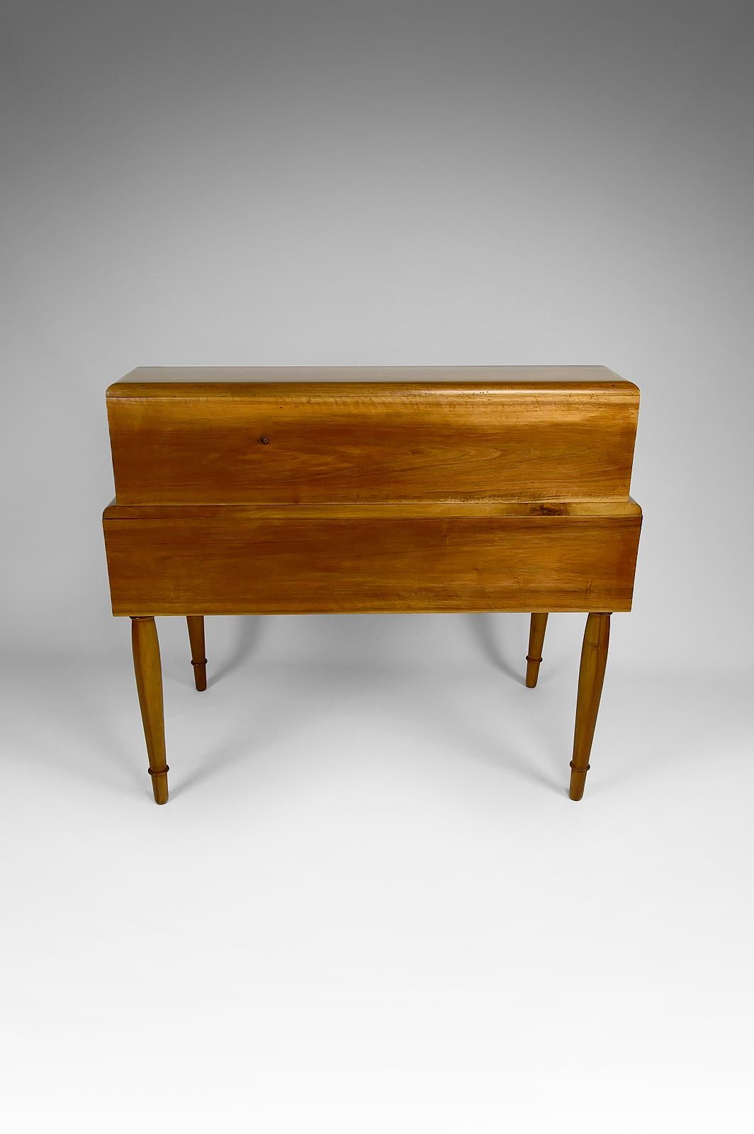 Schreibtisch aus Nussbaumholz im Art-déco-/ Neoklassizismus-Stil, Frankreich, um 1940 (Mitte des 20. Jahrhunderts) im Angebot