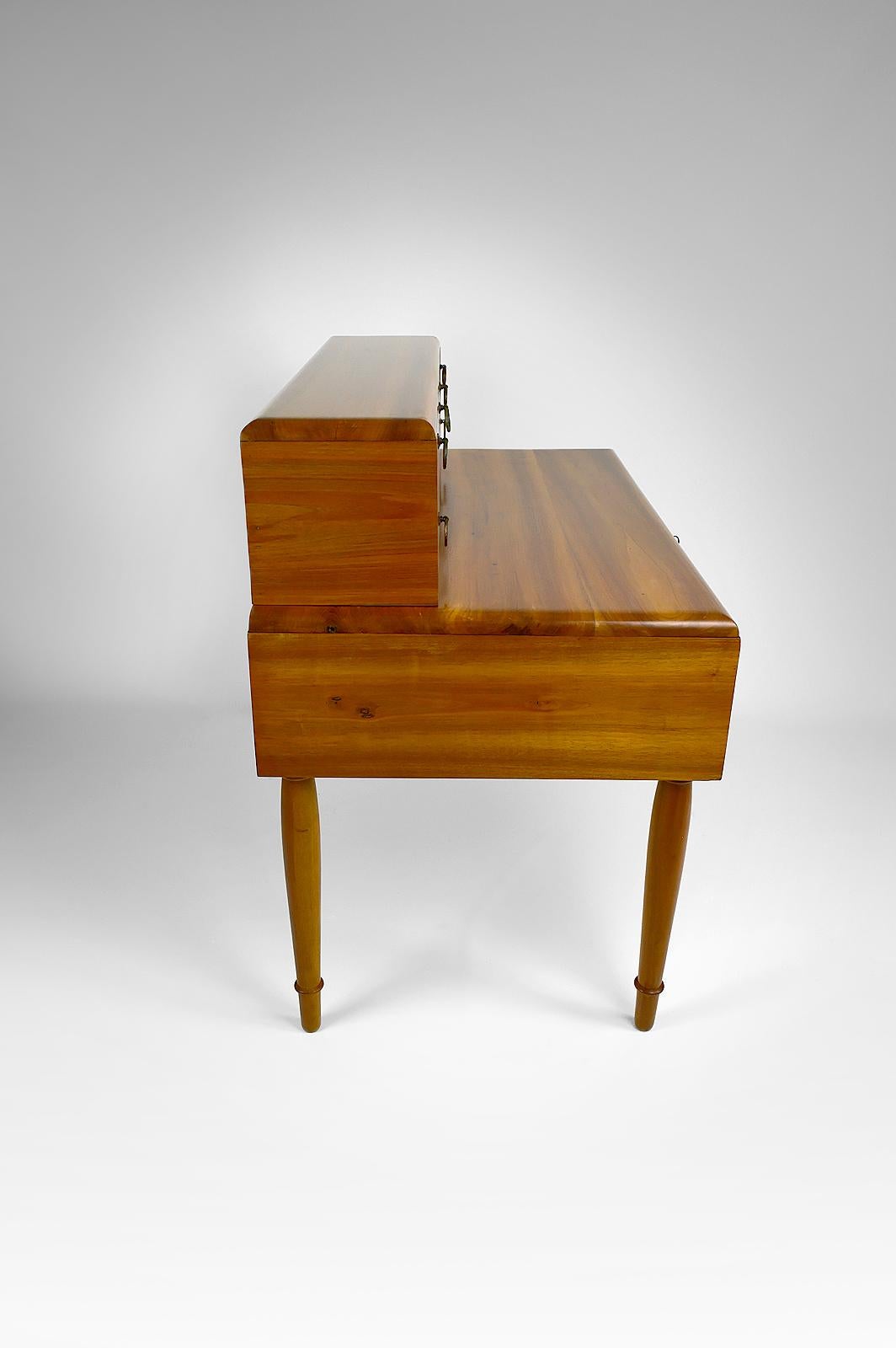Schreibtisch aus Nussbaumholz im Art-déco-/ Neoklassizismus-Stil, Frankreich, um 1940 (Bronze) im Angebot