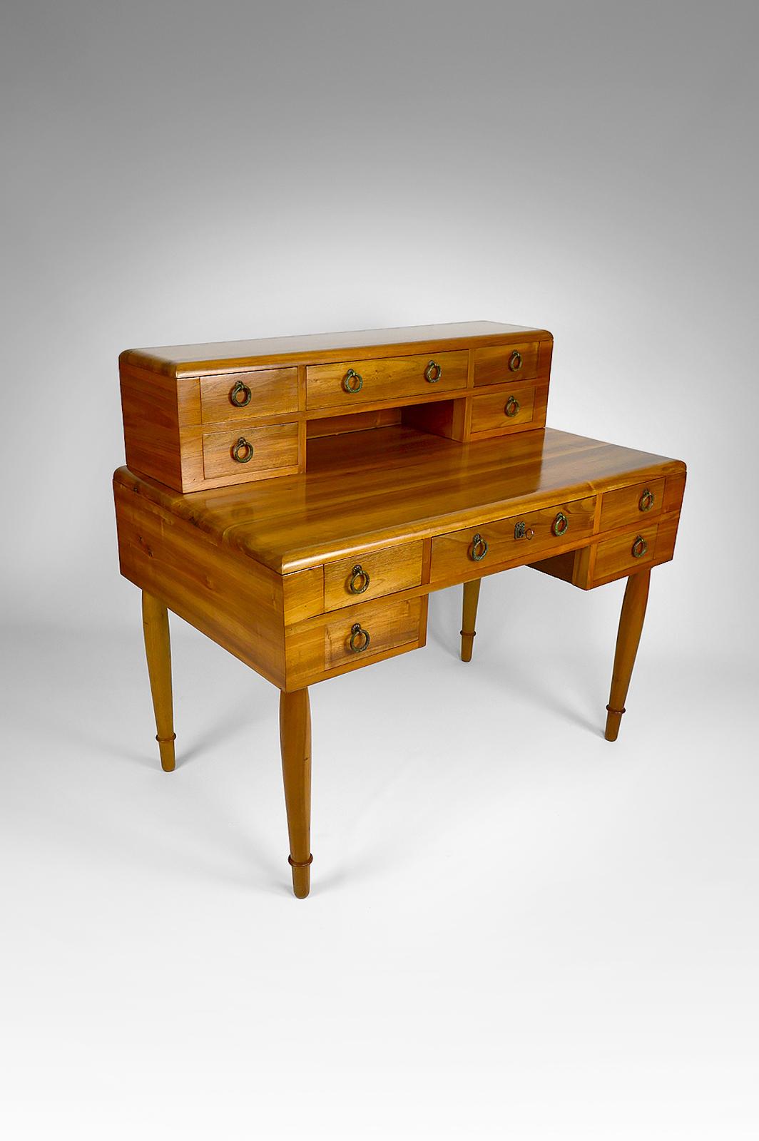 Art Deco / Neoclassical Revival Walnut Desk, France, circa 1940 In Good Condition For Sale In VÉZELAY, FR