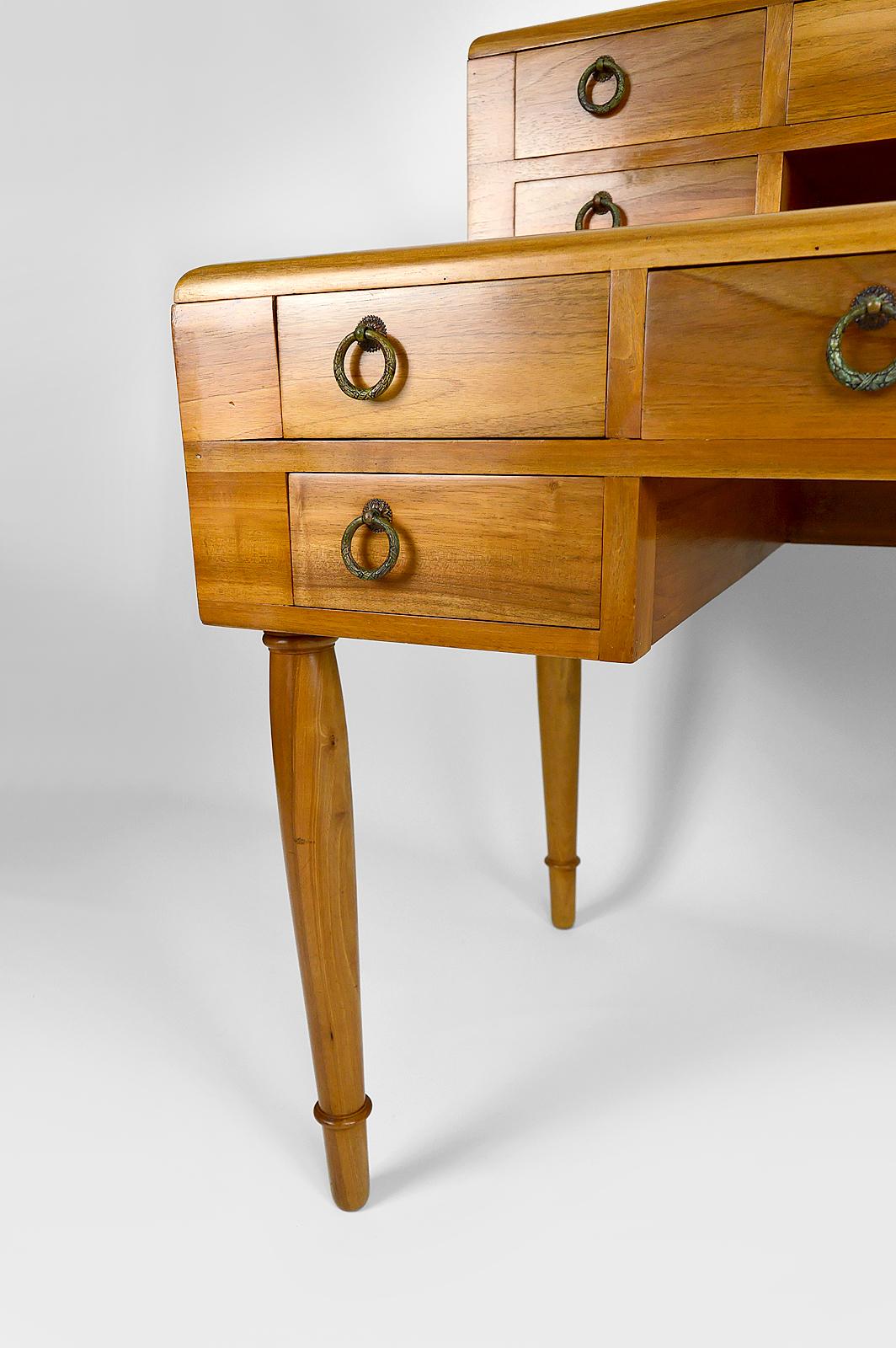 Schreibtisch aus Nussbaumholz im Art-déco-/ Neoklassizismus-Stil, Frankreich, um 1940 im Angebot 9