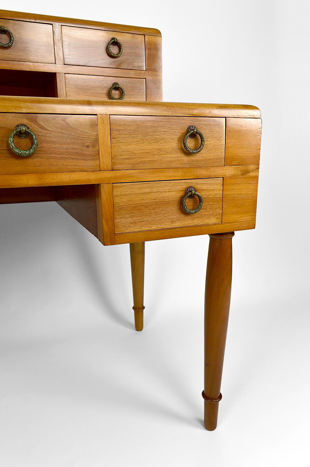Schreibtisch aus Nussbaumholz im Art-déco-/ Neoklassizismus-Stil, Frankreich, um 1940 im Angebot 10