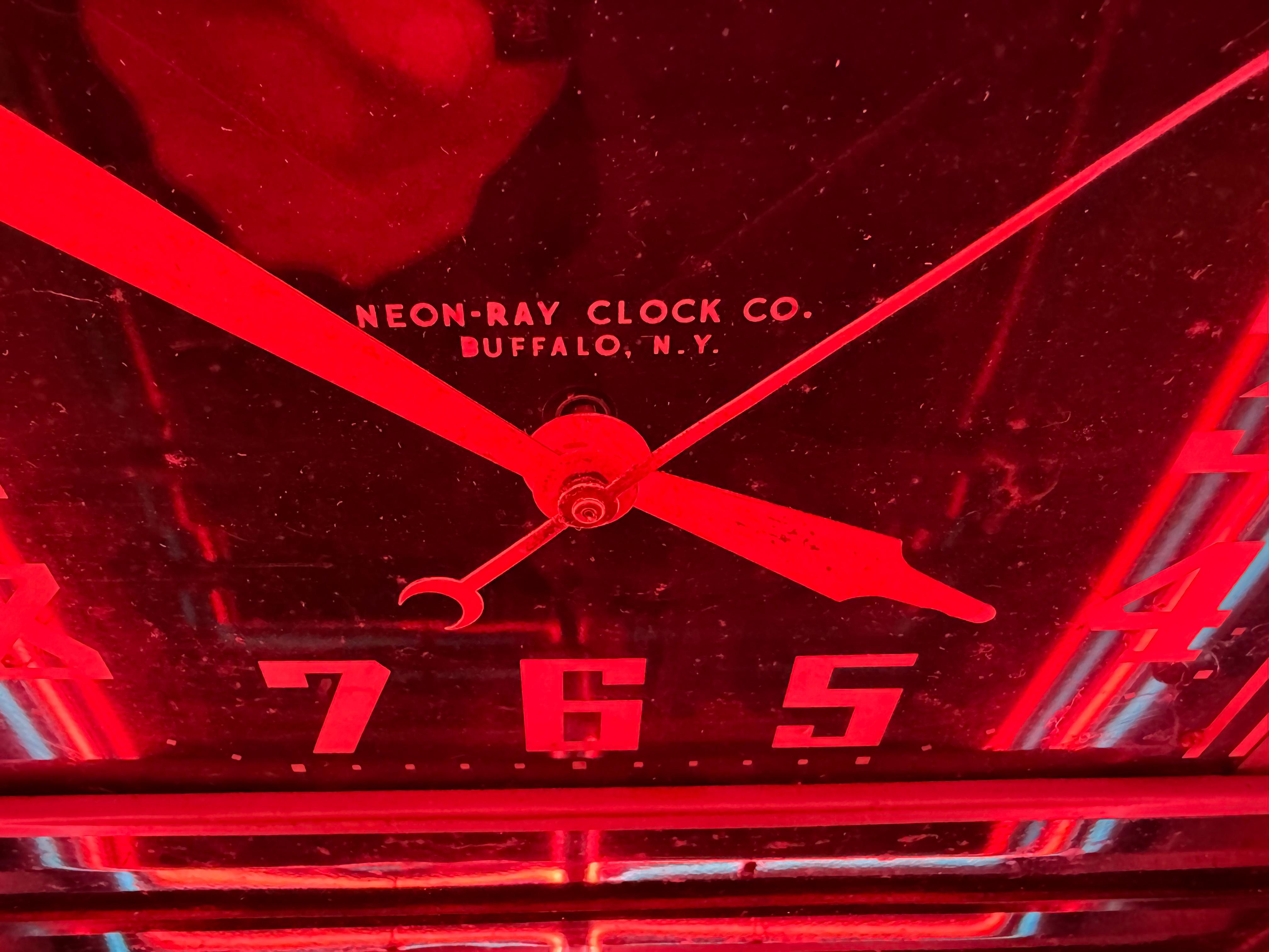 Orologio al neon Art Deco / lavagna per menu. 2 colori. NEON-RAY CLOCK CO , Bflo NY,, Tutte le condizioni originali,, Conserva i tubi al neon originali,, Testato e Telechron orologio funzionante ... tiene perfettamente il tempo.