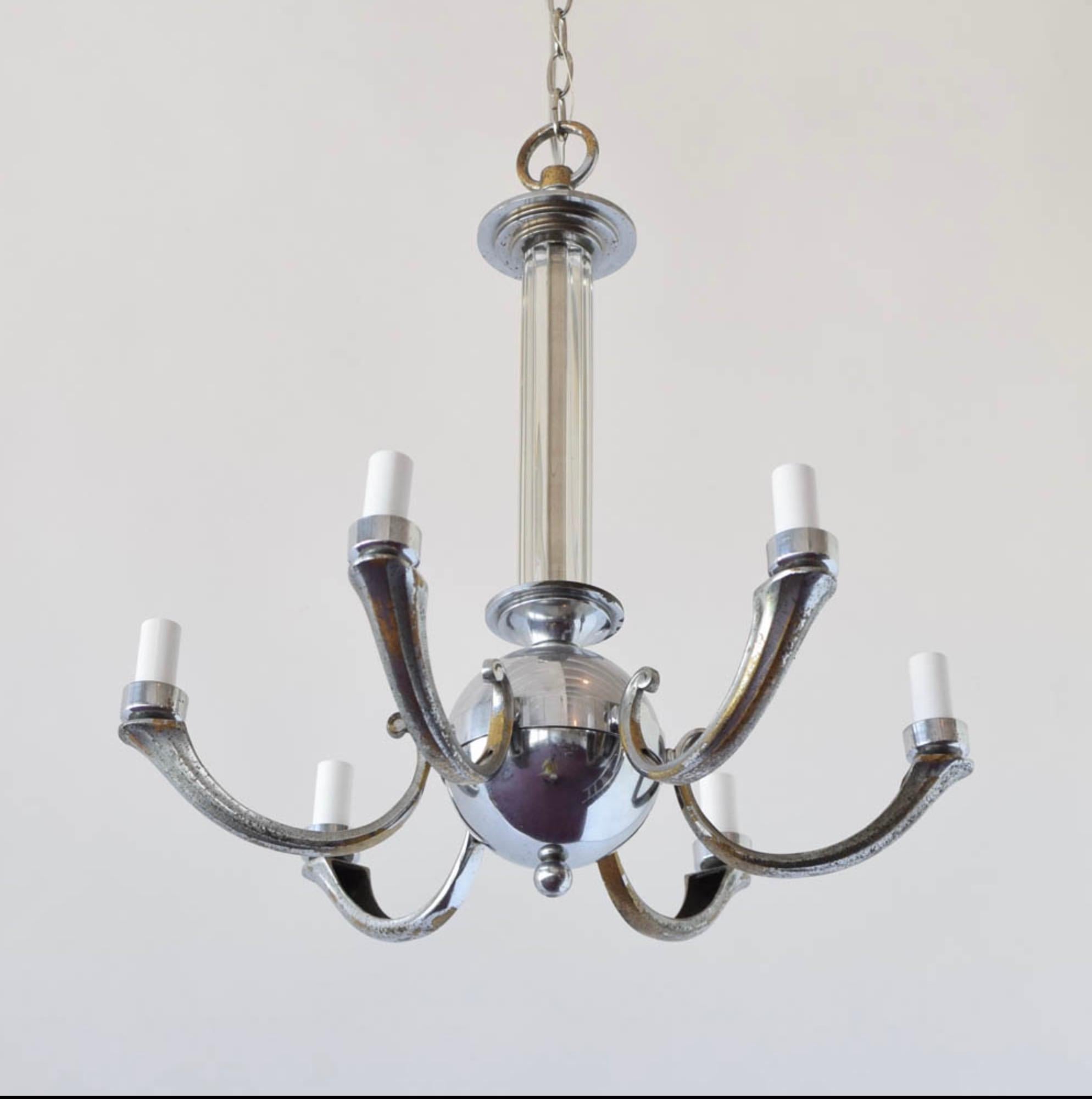 Lampadario a 6 bracci in nichel Art of Vintage. Ricablato e pronto per essere installato. 

Bellissima base cilindrica in nichel con colonna in vetro che si erge dalla base e dettaglio del braccio a voluta per ogni singola luce. 