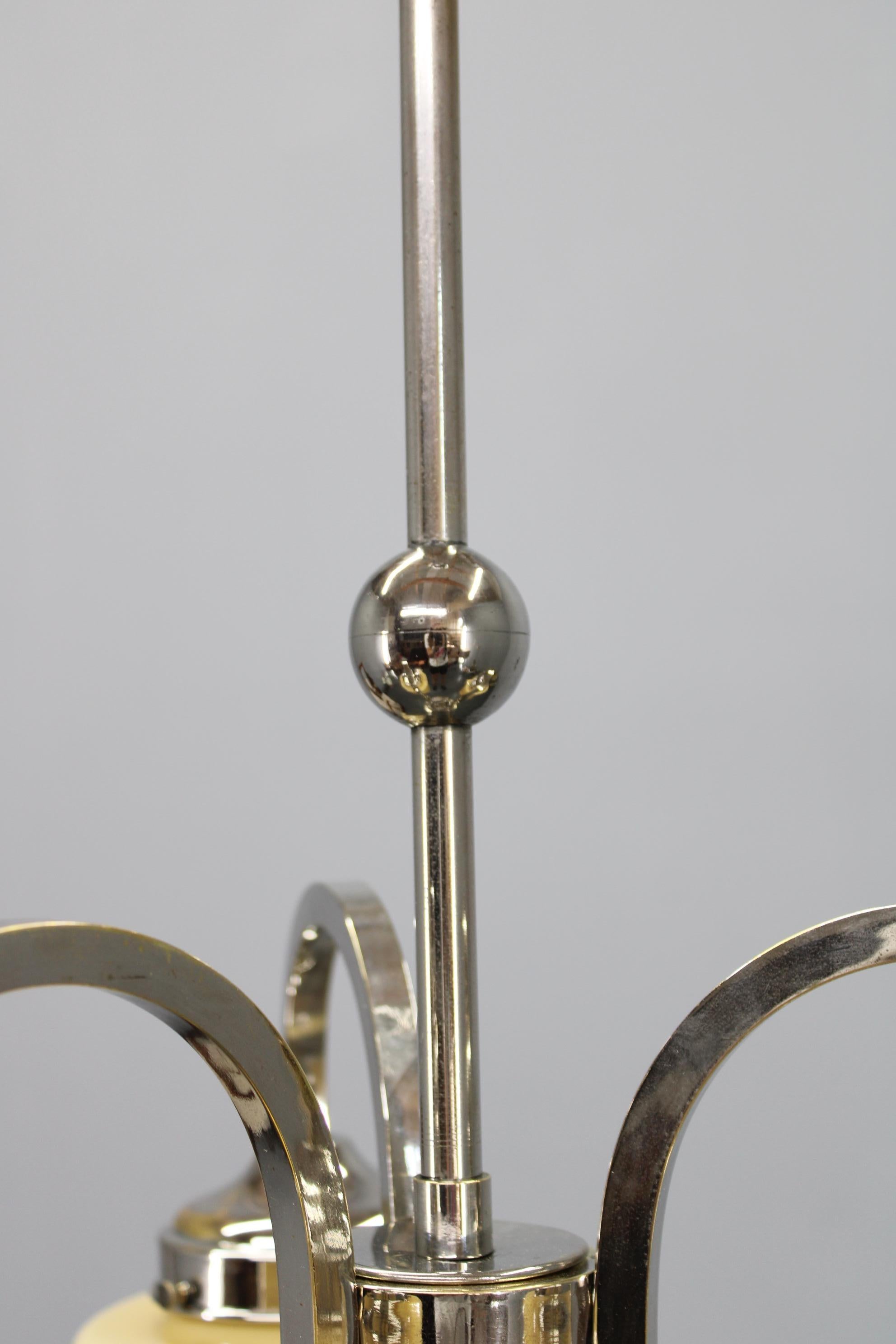 Art Deco Nickel Chandelier with Cream Glass Cylinders, Czechoslovakia, 1930s en Bueno estado para la venta en Praha, CZ