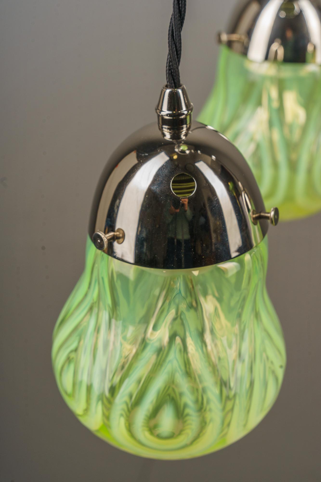 Début du 20ème siècle Lustre Art déco avec abat-jours d'origine en verre opalin vienna années 1920 en vente