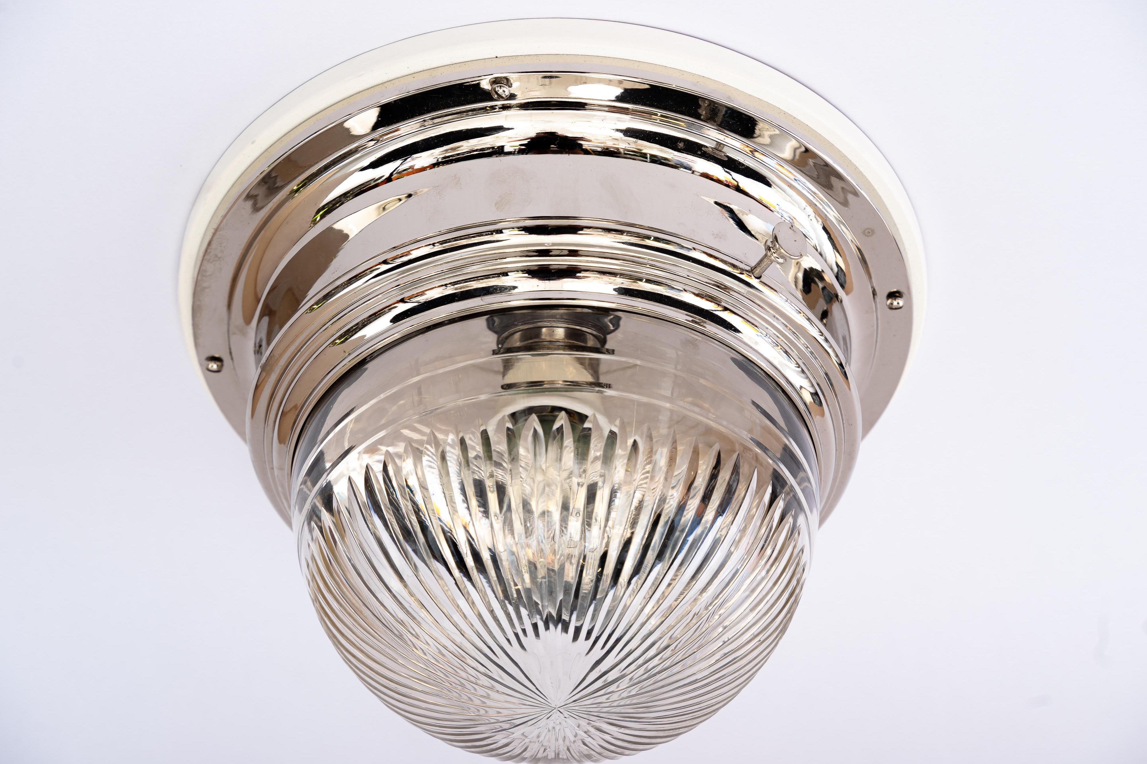 Art Deco vernickelte Deckenlampe mit geschliffenem Glasschirm um 1920er Jahre
Messing ist vernickelt
Original geschliffener Glasschirm
Holzplatte ist weiß lackiert

