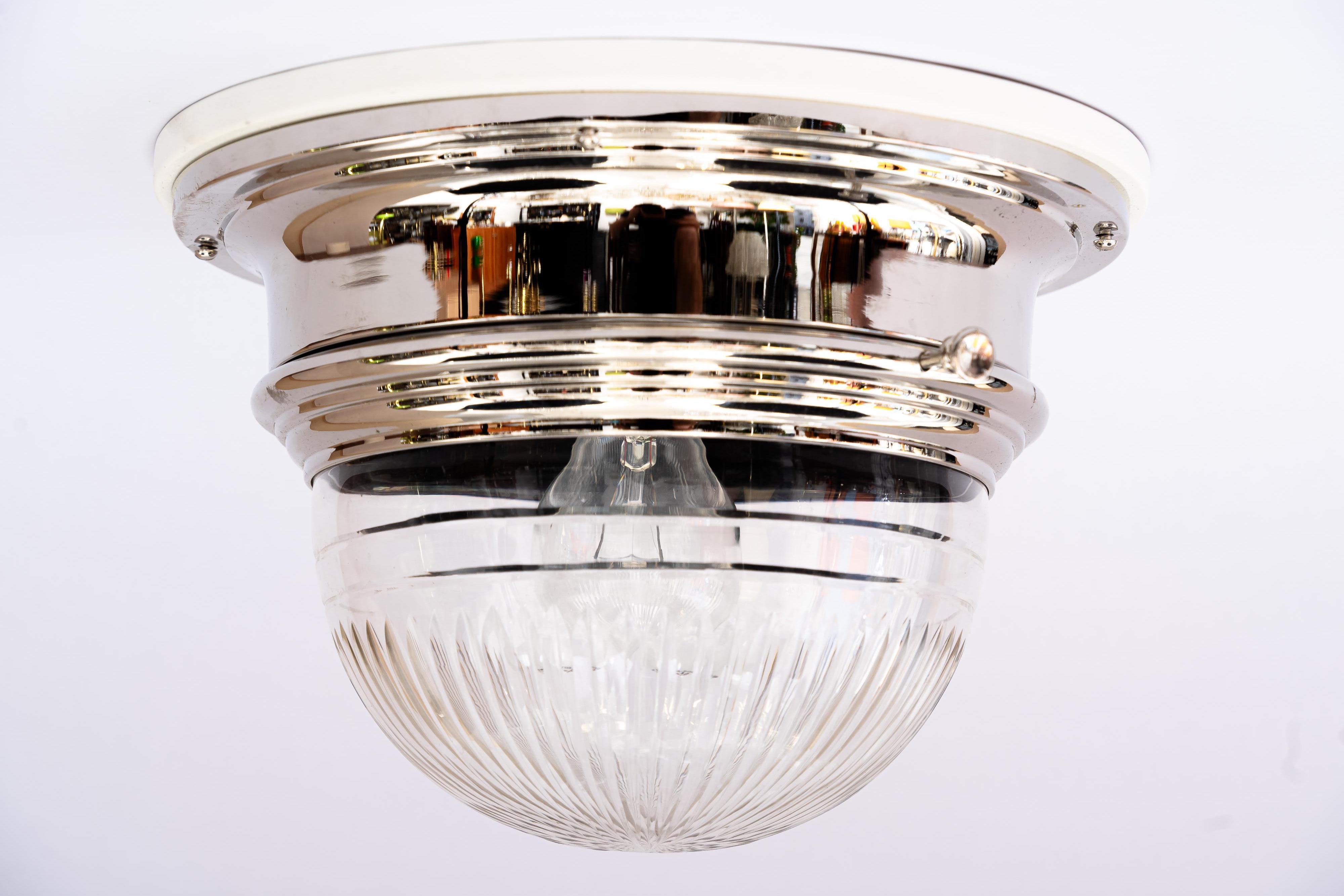 Art Deco vernickelte Deckenlampe mit geschliffenem Glasschirm um 1920er Jahre (Art déco) im Angebot