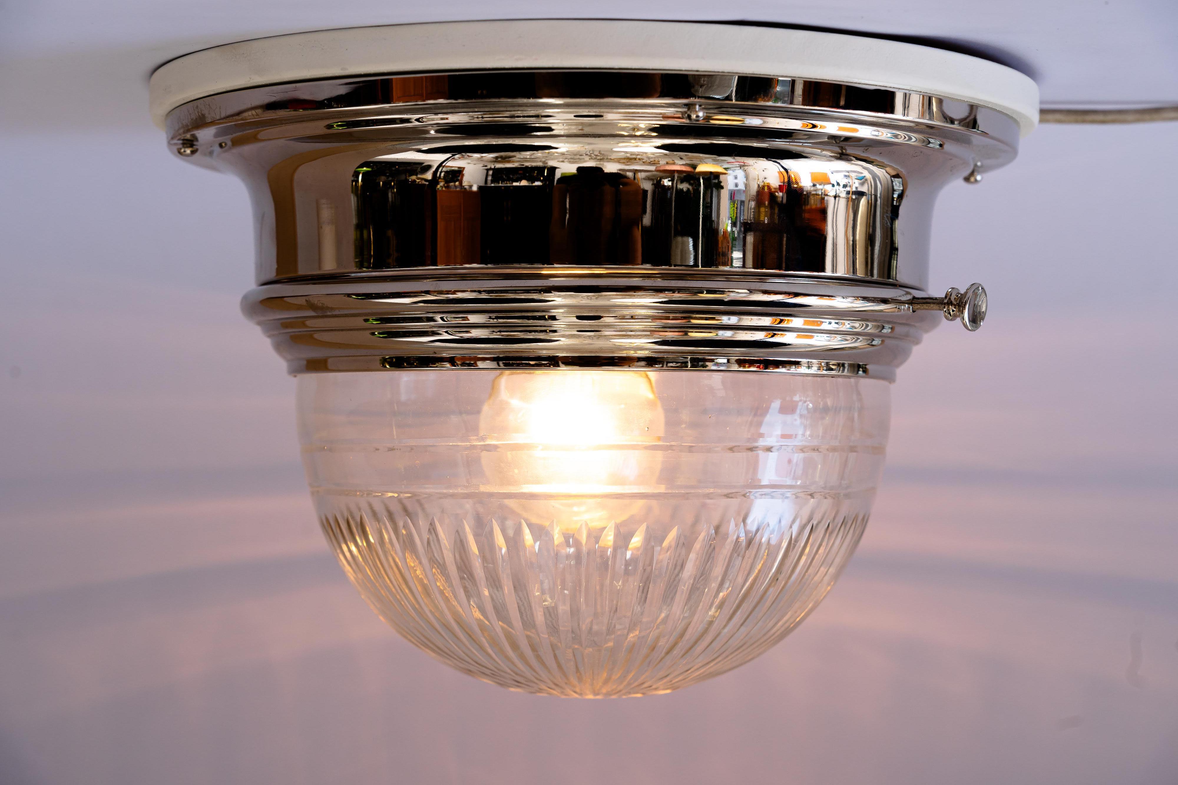 Art Deco vernickelte Deckenlampe mit geschliffenem Glasschirm um 1920er Jahre (Frühes 20. Jahrhundert) im Angebot