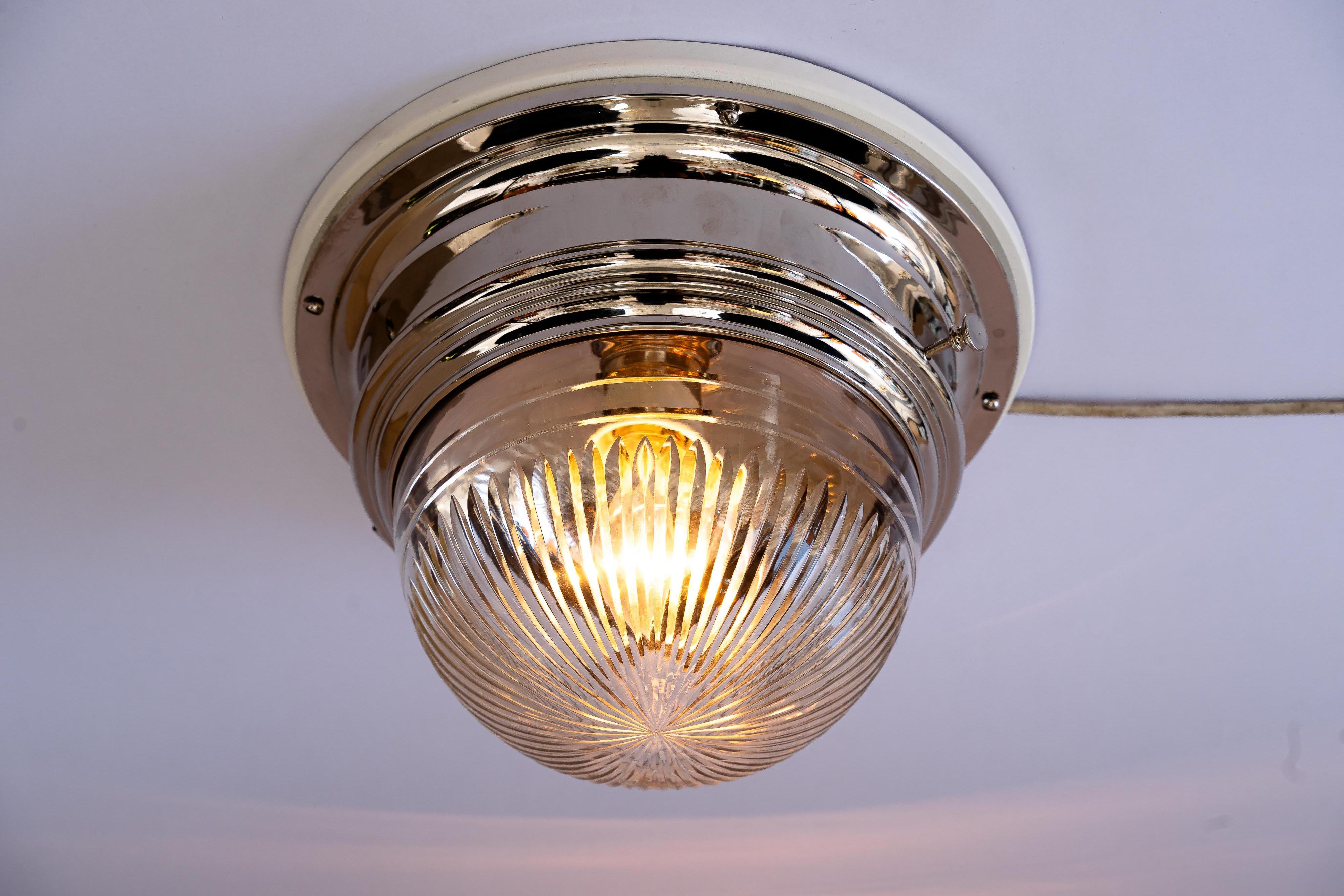 Art Deco vernickelte Deckenlampe mit geschliffenem Glasschirm um 1920er Jahre (Messing) im Angebot