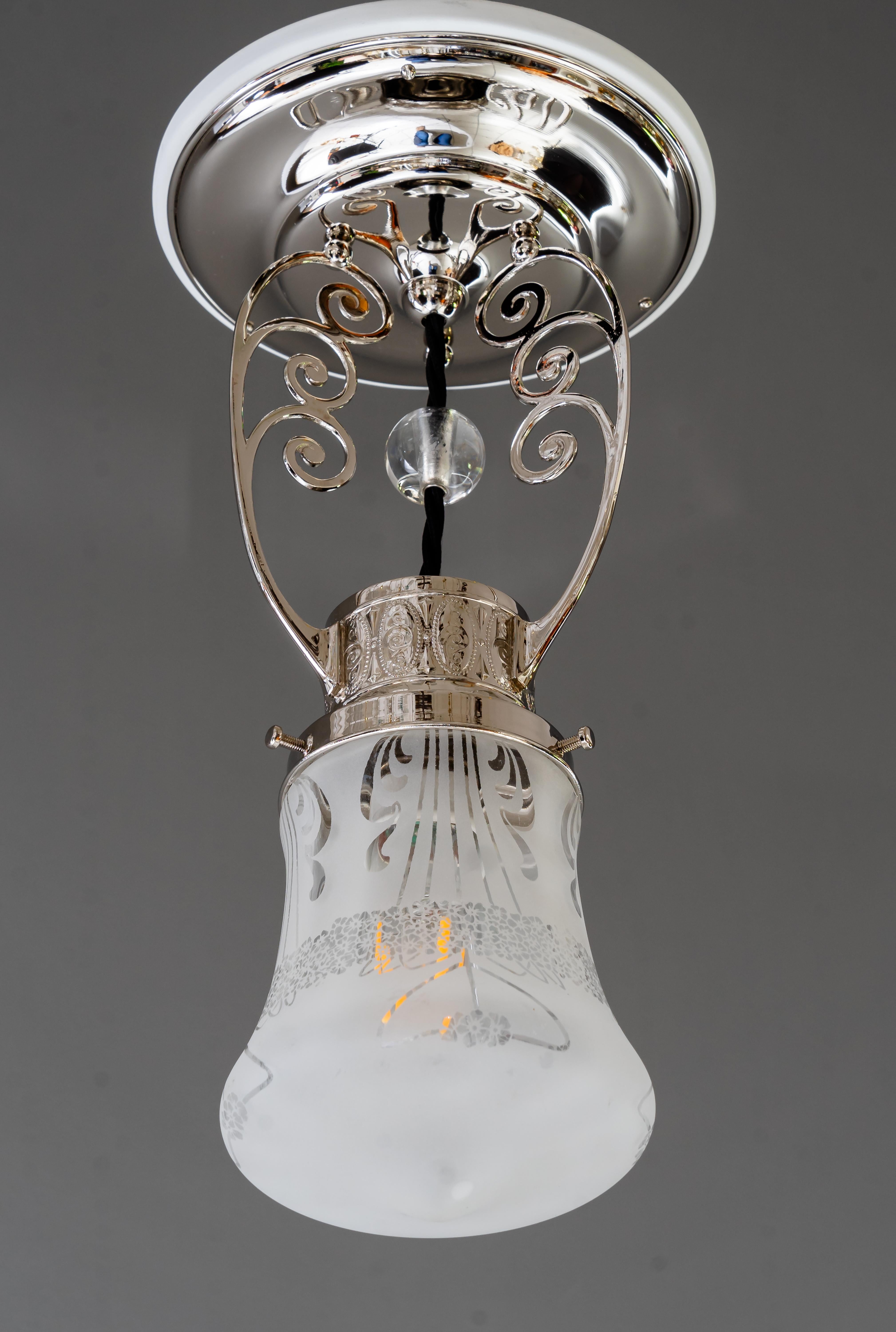Lampada da soffitto Art Deco nichelata con paralume in vetro tagliato vienna, intorno agli anni '20 in vendita 3