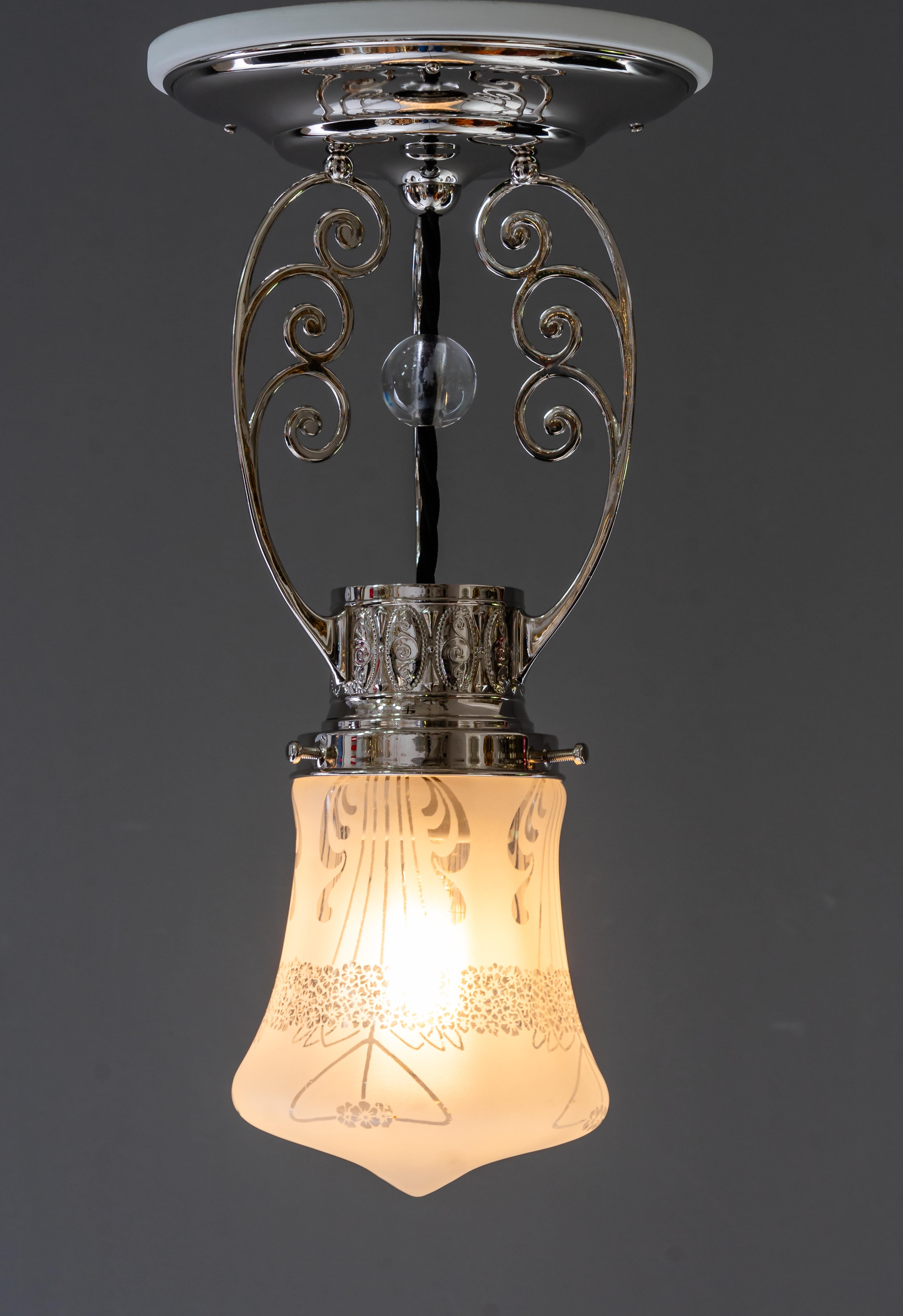 Lampada da soffitto Art Deco nichelata con paralume in vetro tagliato vienna, intorno agli anni '20 in vendita 4
