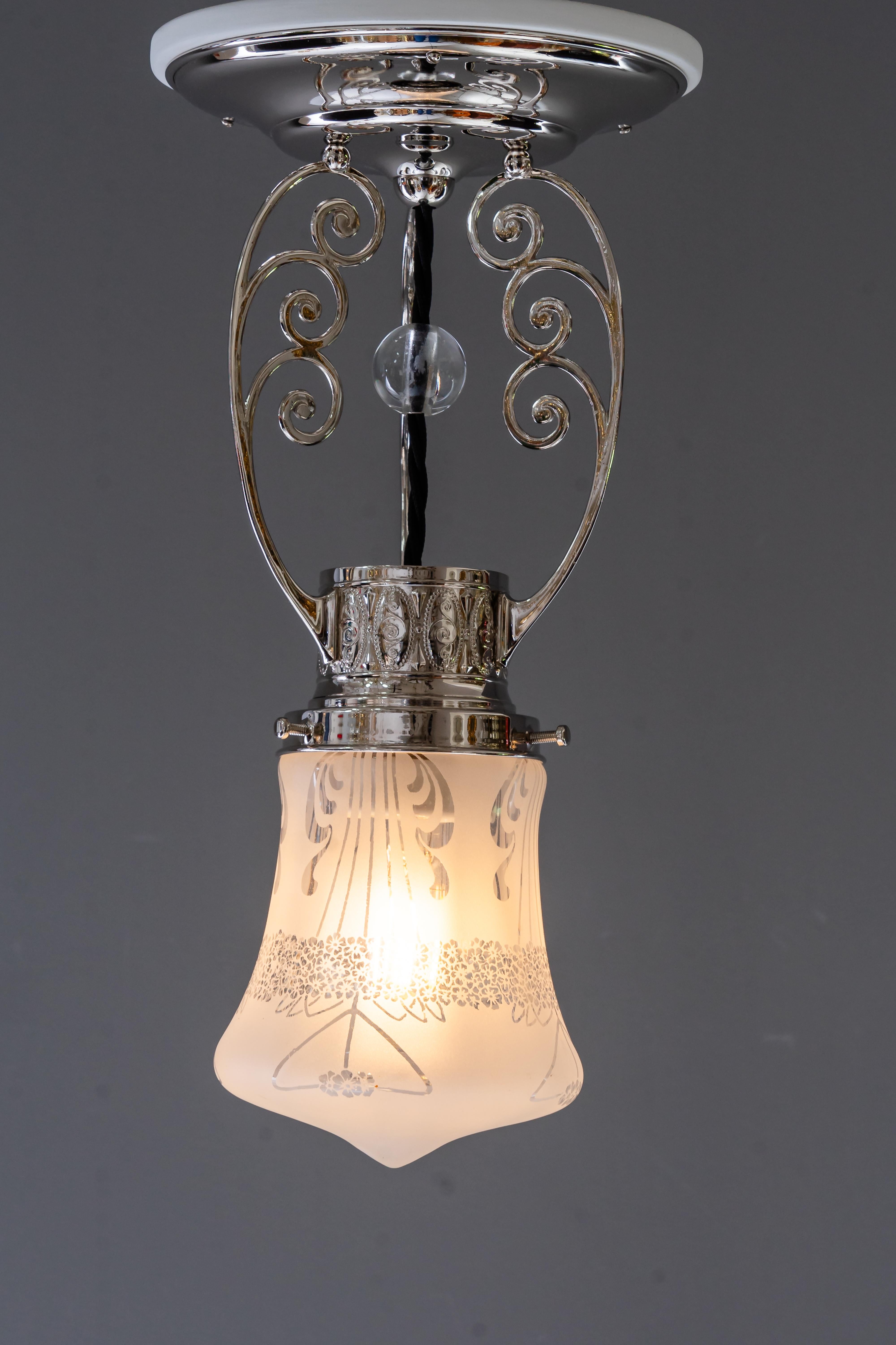 Lampada da soffitto Art Deco nichelata con paralume in vetro tagliato vienna, intorno agli anni '20 in vendita 6