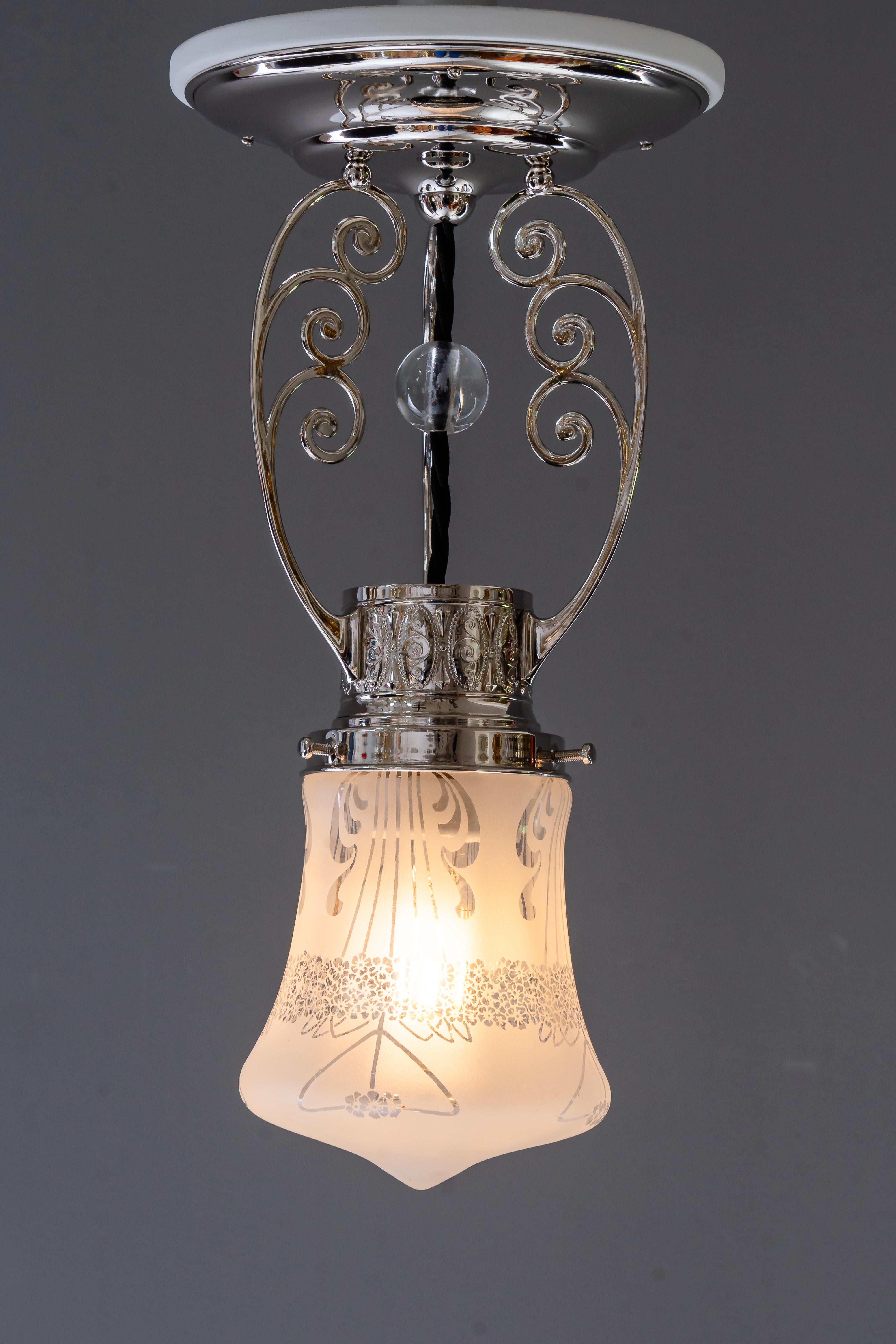 Lampada da soffitto Art Deco nichelata con paralume in vetro tagliato vienna, intorno agli anni '20 in vendita 7