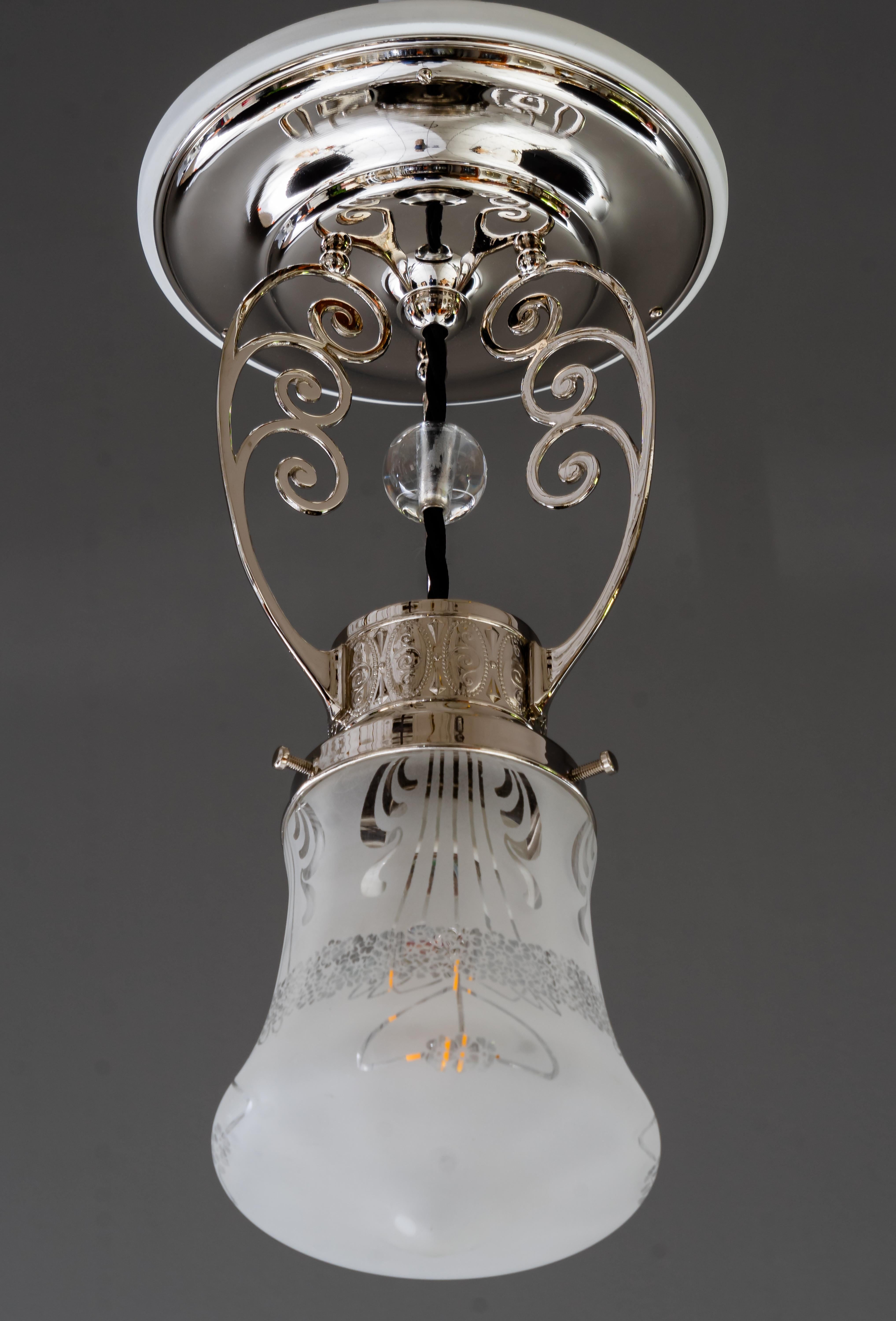 Lampada da soffitto Art Deco nichelata con paralume in vetro tagliato vienna, intorno agli anni '20 in vendita 10