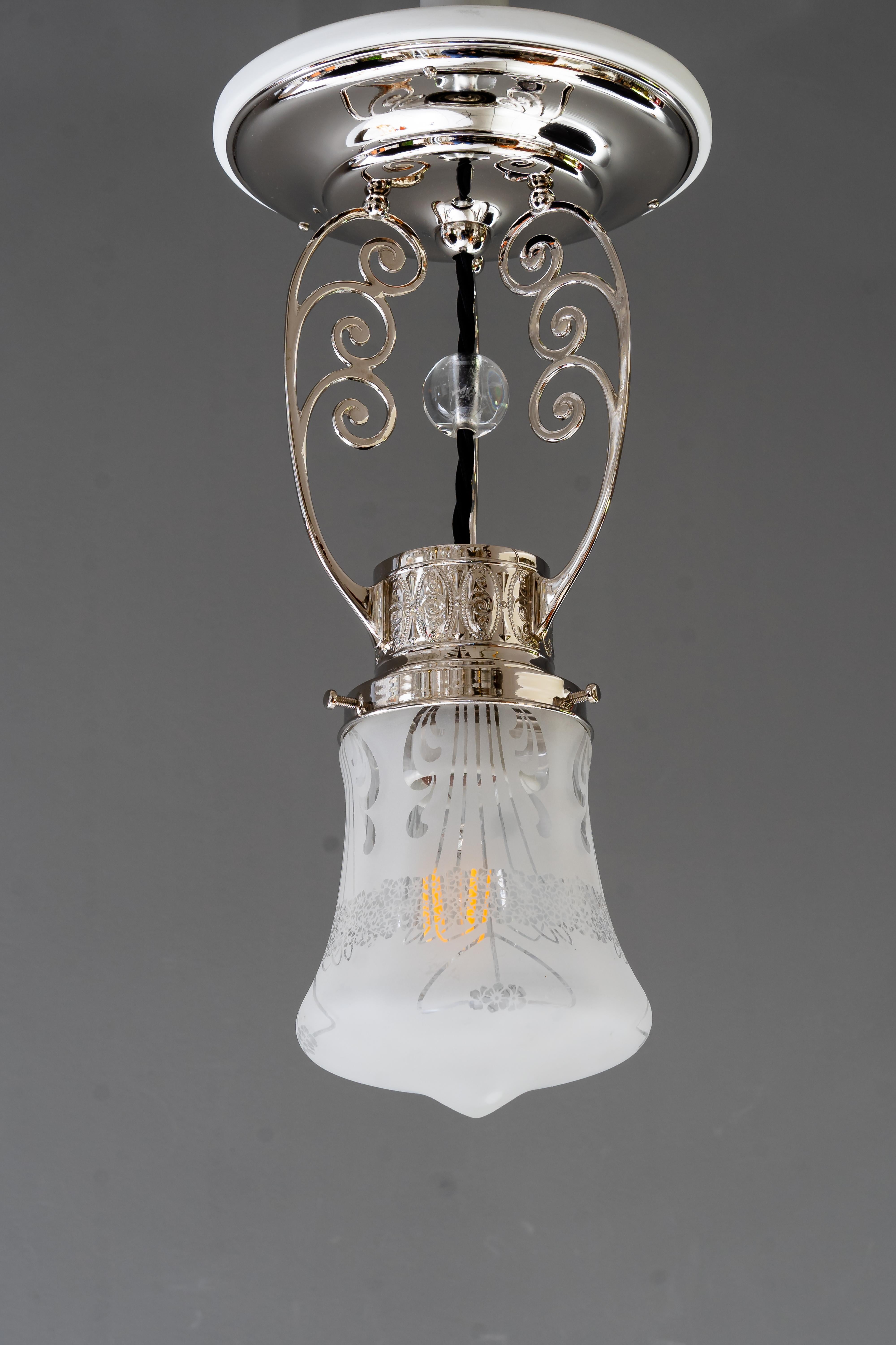 Lampada da soffitto Art Deco nichelata con paralume in vetro tagliato vienna, intorno agli anni '20
Paralume originale in vetro antico