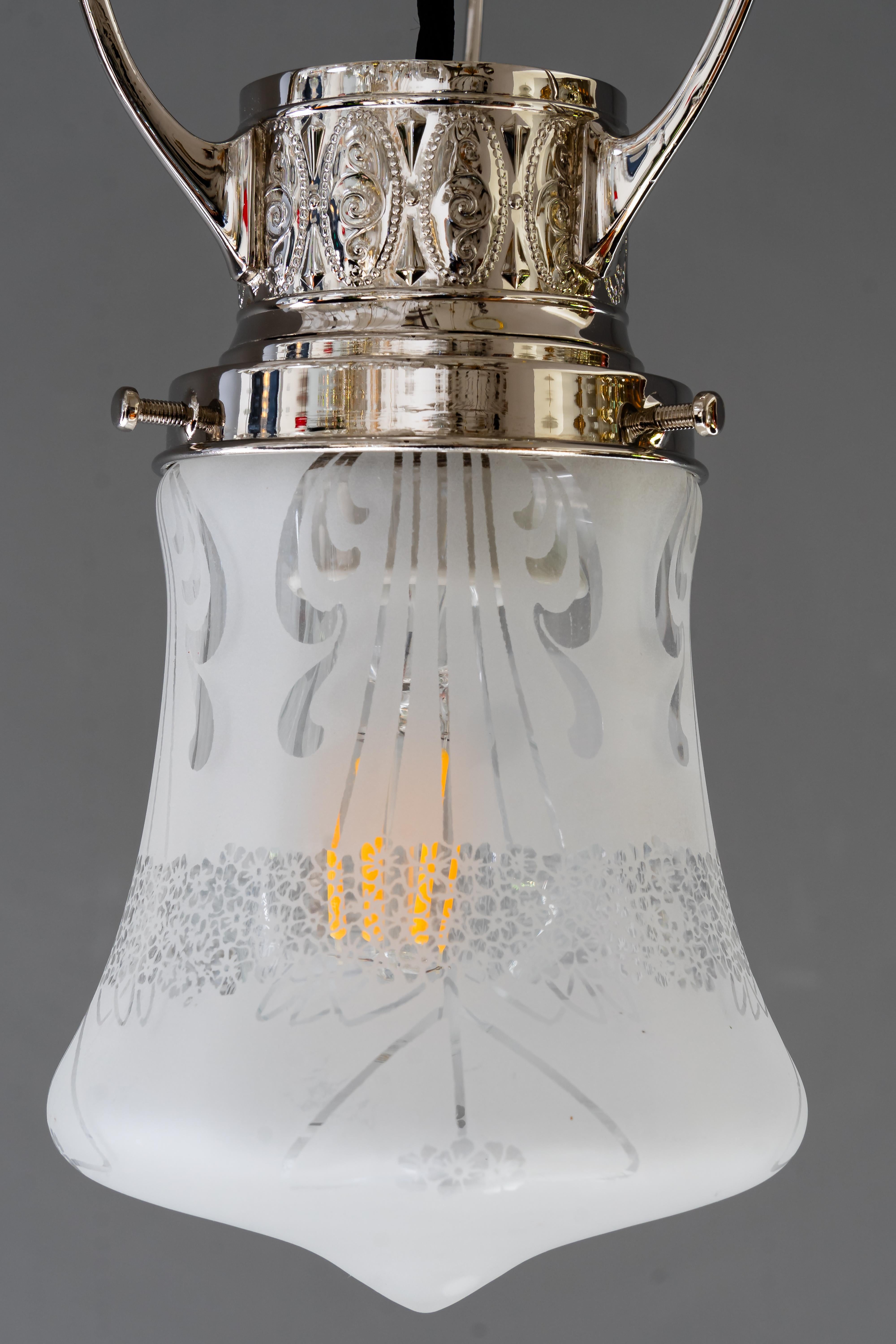 Placcato Lampada da soffitto Art Deco nichelata con paralume in vetro tagliato vienna, intorno agli anni '20 in vendita