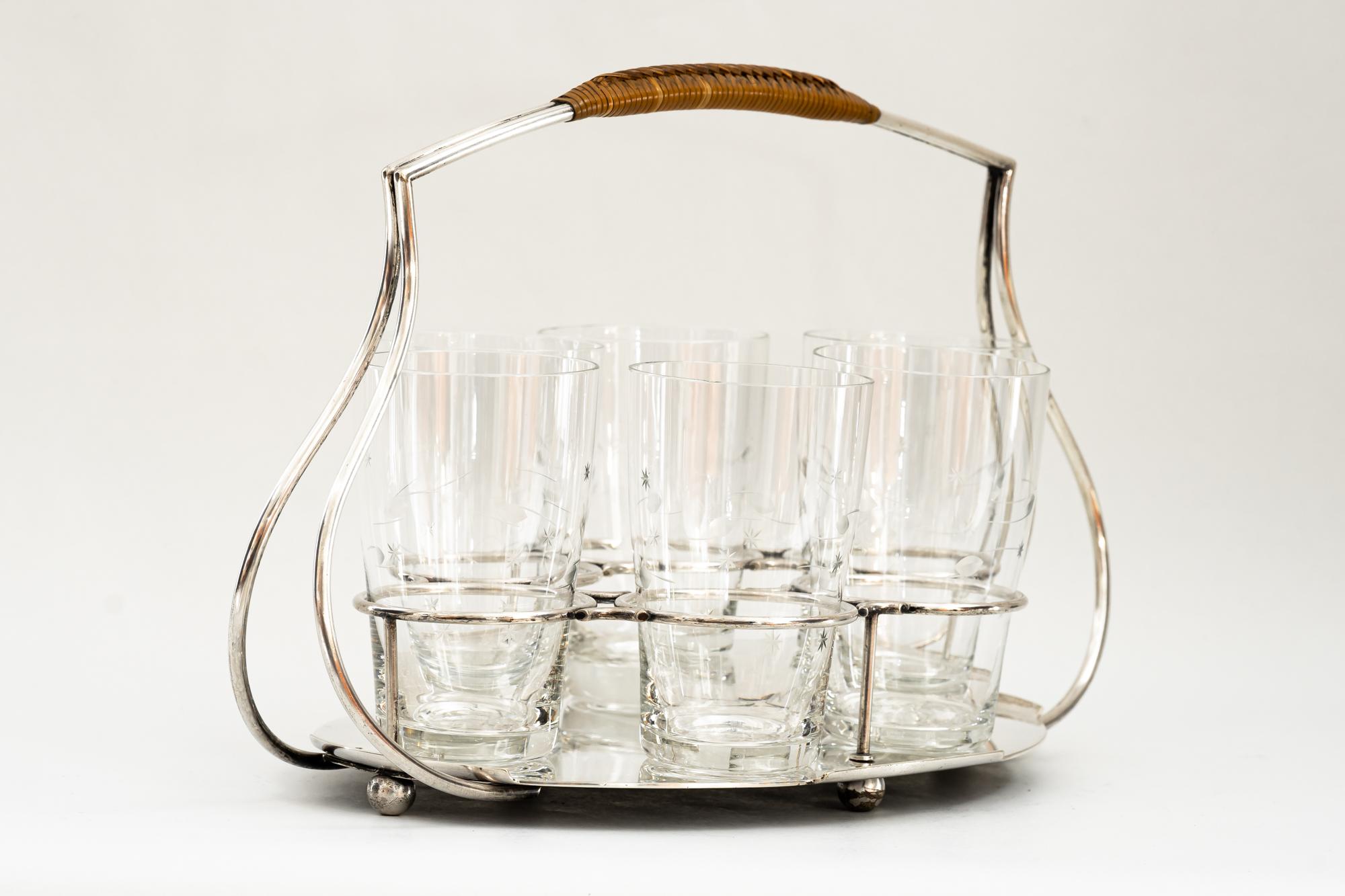 Art-Déco-Servierteller aus vernickeltem Glas mit Korbweidegriff, um 1920 im Angebot 3
