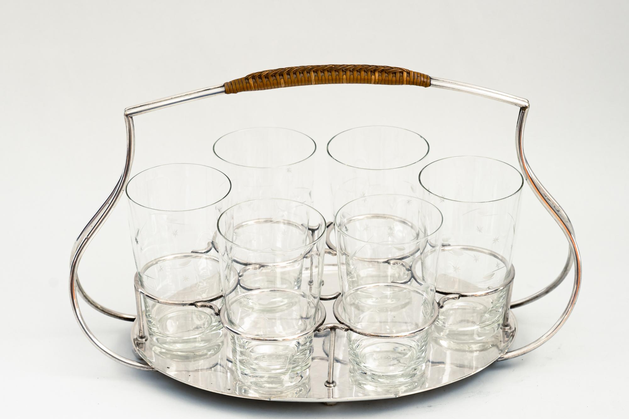 Art-Déco-Servierteller aus vernickeltem Glas mit Korbweidegriff, um 1920 (Österreichisch) im Angebot
