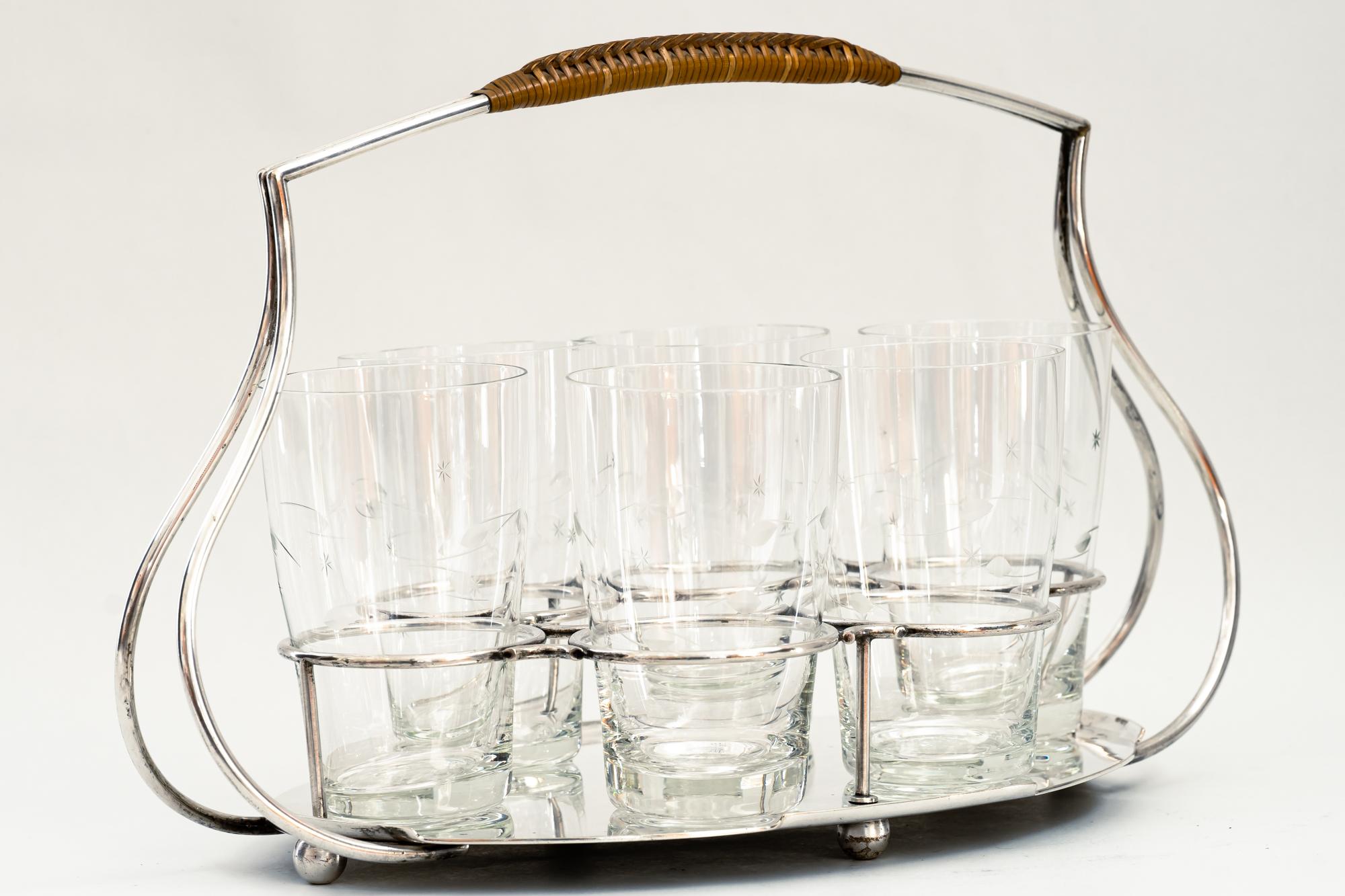 Art-Déco-Servierteller aus vernickeltem Glas mit Korbweidegriff, um 1920 (Beschichtet) im Angebot