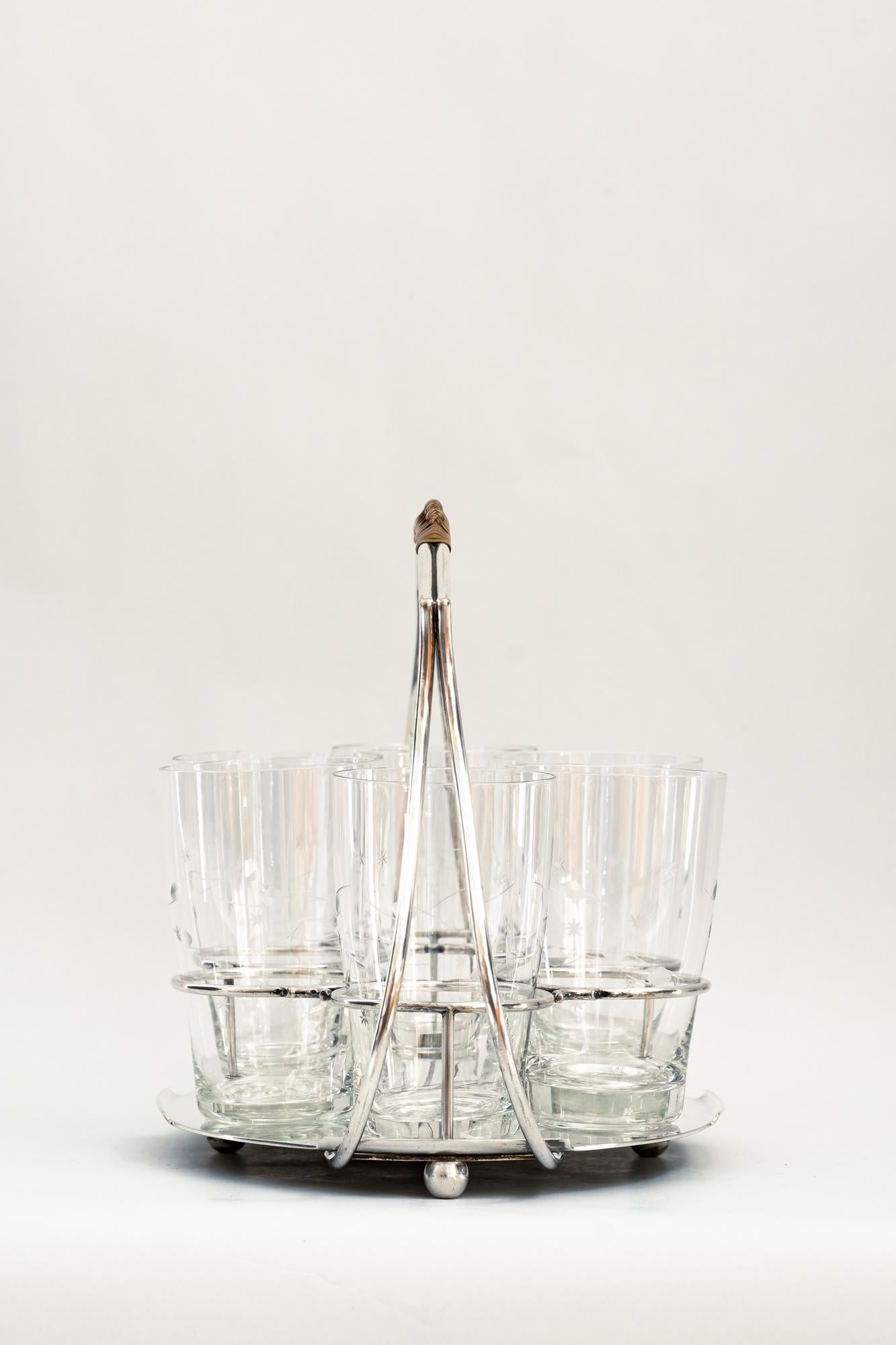Art-Déco-Servierteller aus vernickeltem Glas mit Korbweidegriff, um 1920 im Zustand „Gut“ im Angebot in Wien, AT