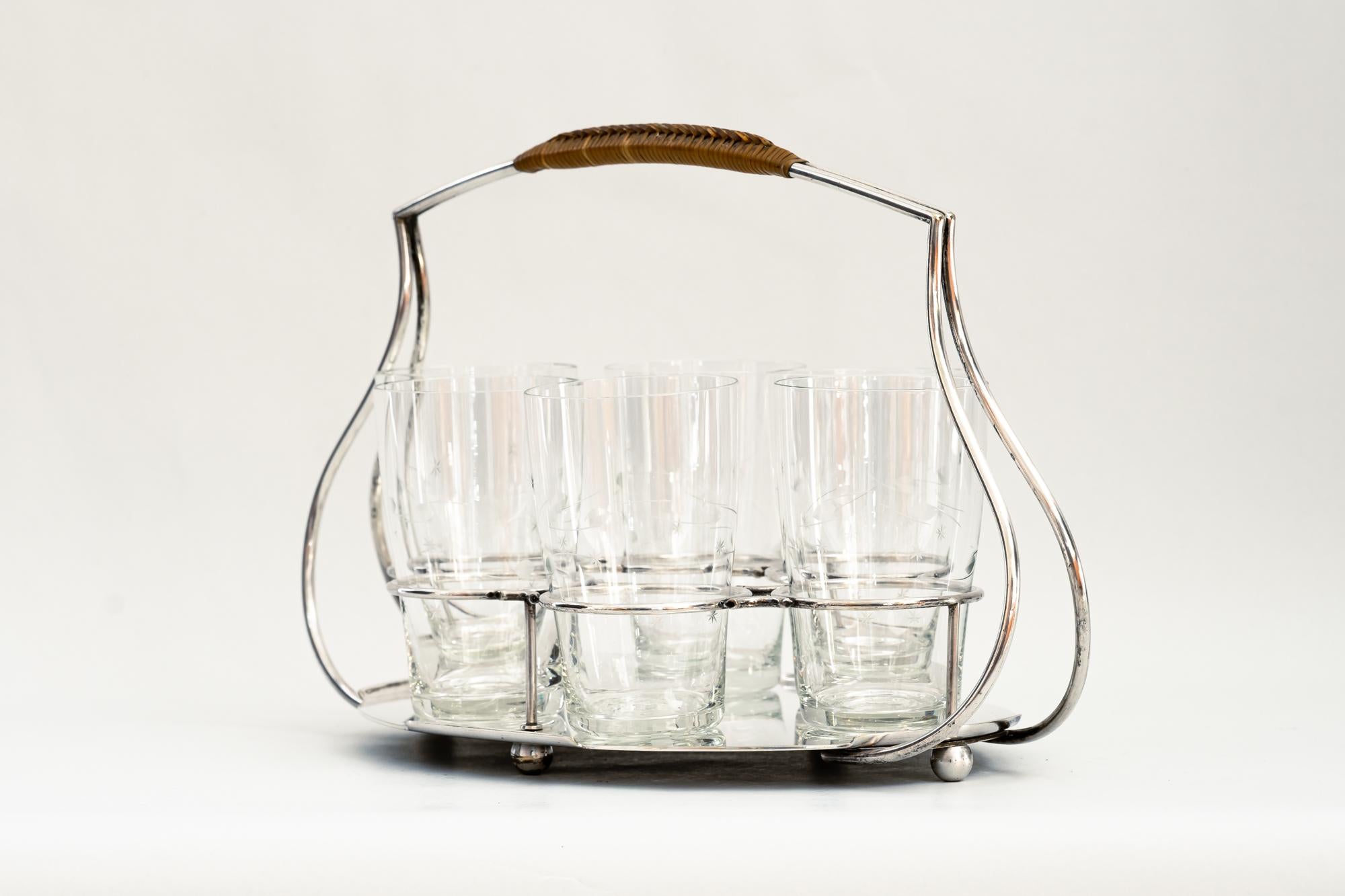 Art-Déco-Servierteller aus vernickeltem Glas mit Korbweidegriff, um 1920 im Angebot 1