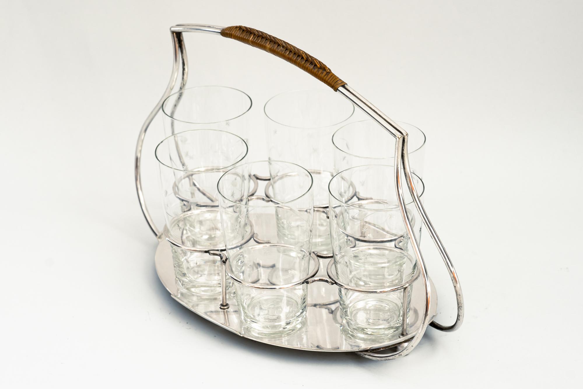 Art-Déco-Servierteller aus vernickeltem Glas mit Korbweidegriff, um 1920 im Angebot 2