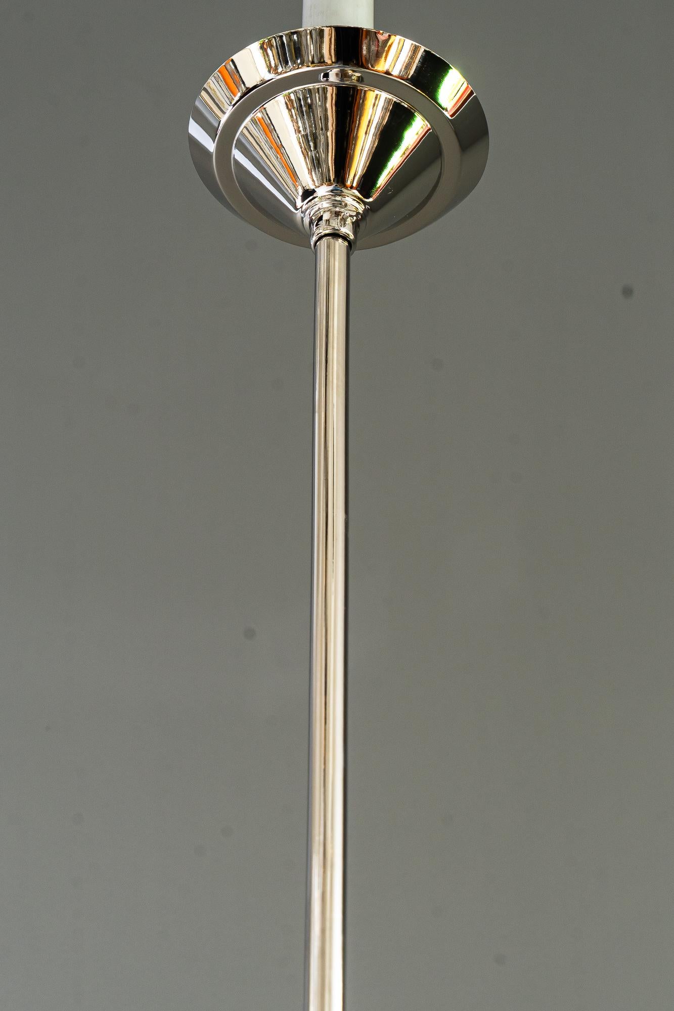 Pendente Art Deco placcato in nichel con paralume originale in vetro art deco vienna anni '20 In condizioni buone in vendita a Wien, AT