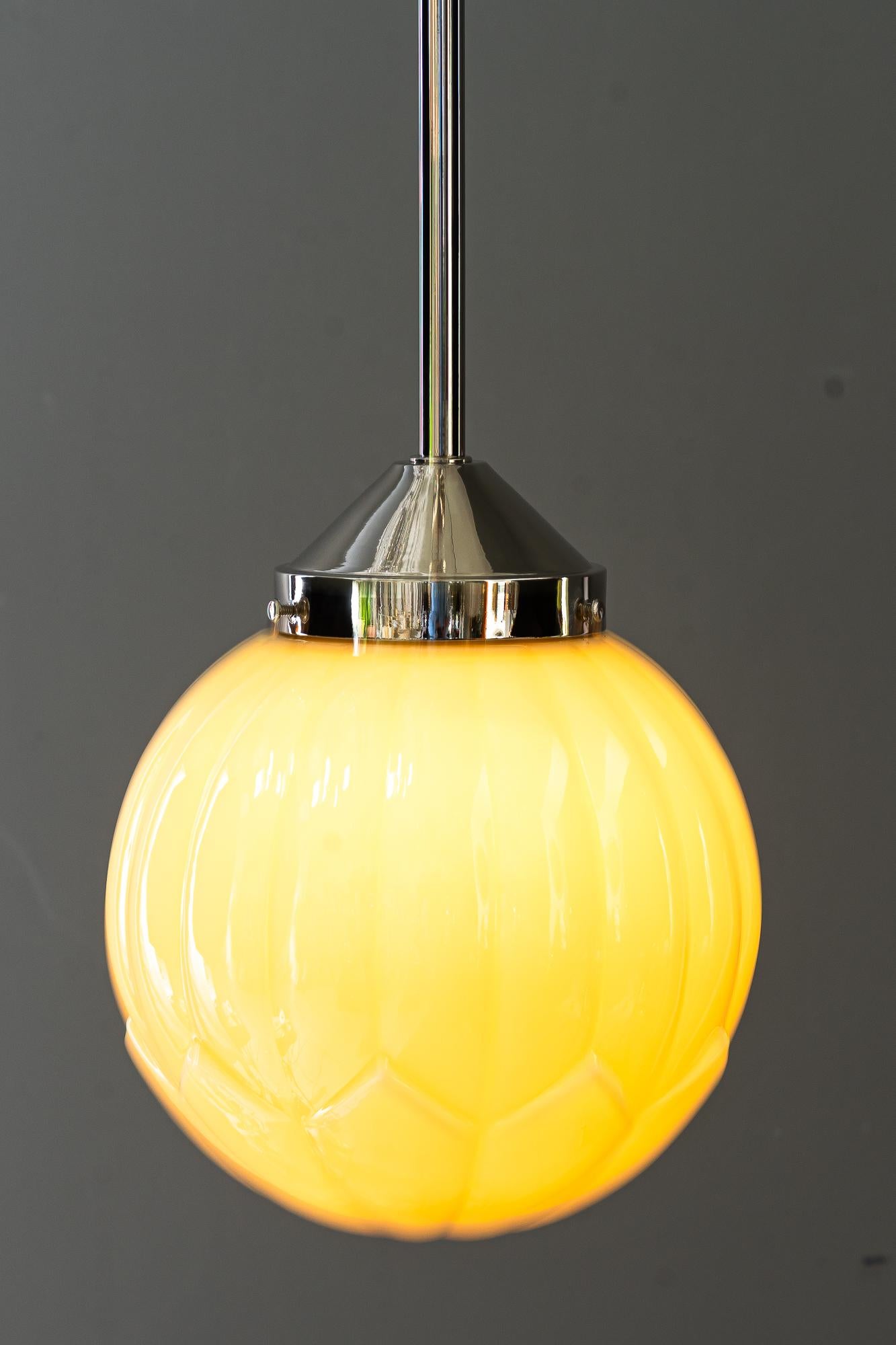 Ottone Pendente Art Deco placcato in nichel con paralume originale in vetro art deco vienna anni '20 in vendita