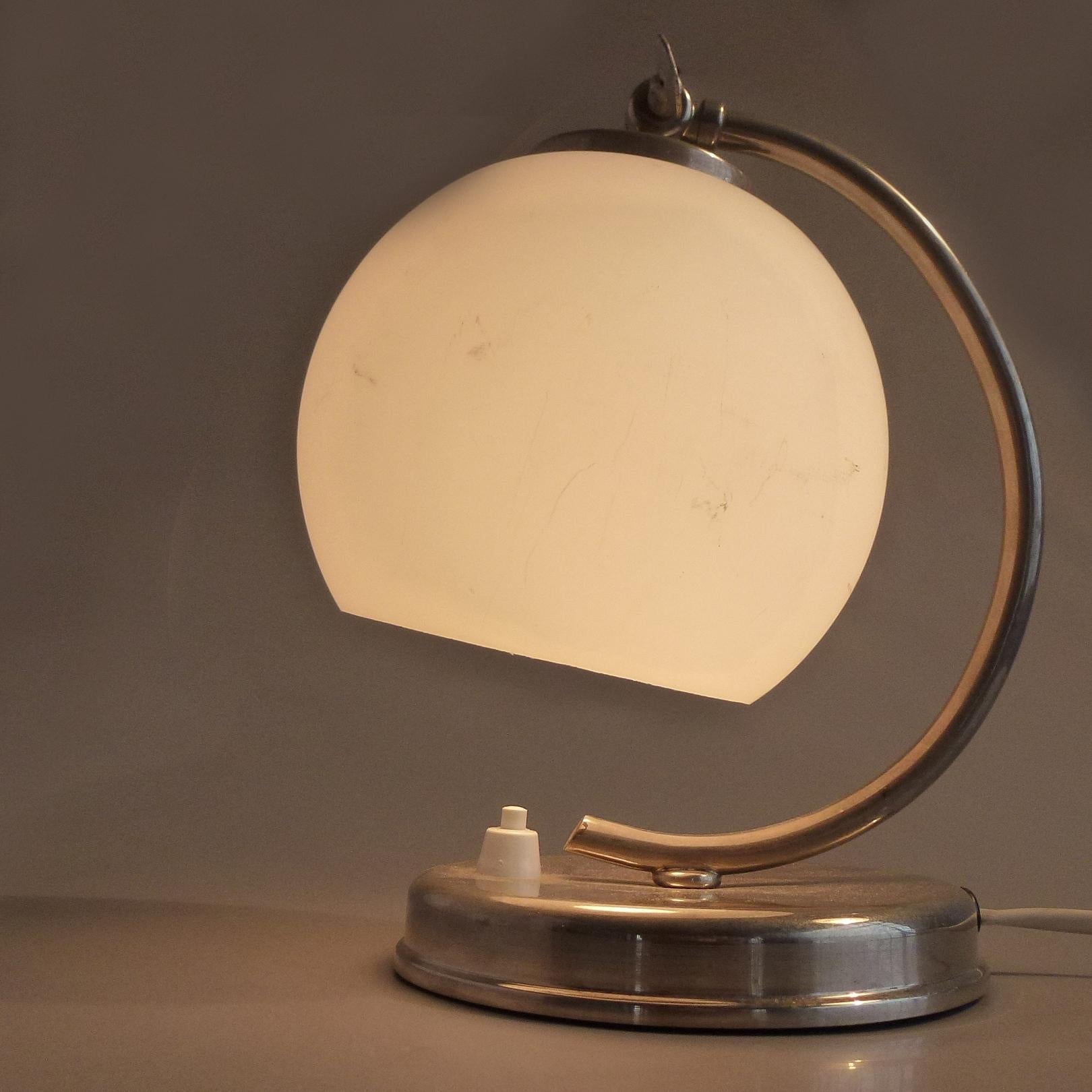 Art Deco Nickel-Plated Table Lamp, Austria, 1930s im Zustand „Gut“ im Angebot in BUDAPEST, HU