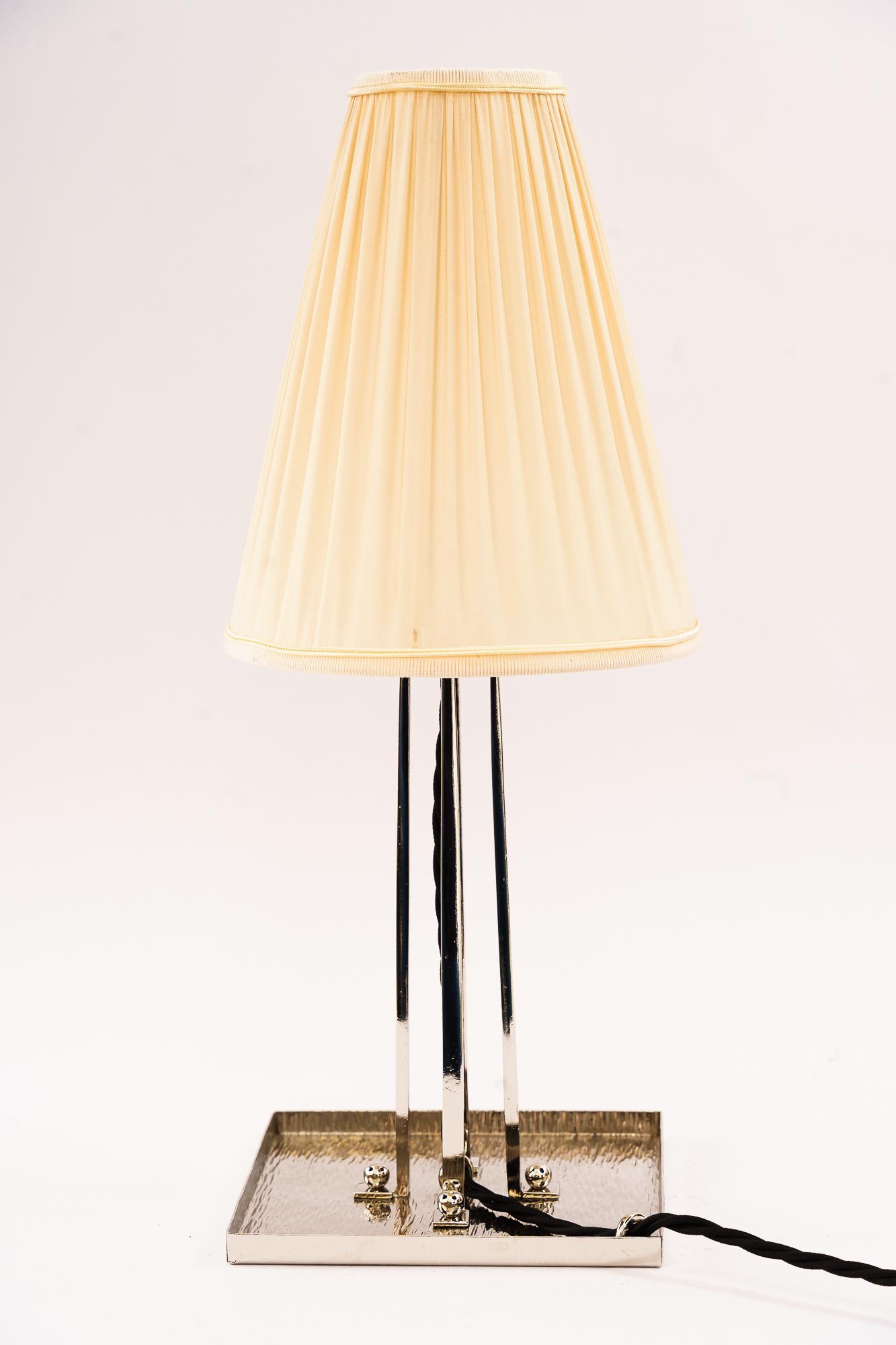 Art Deco vernickelte Tischlampe mit Stoffschirm um 1920er Jahre (Art déco) im Angebot