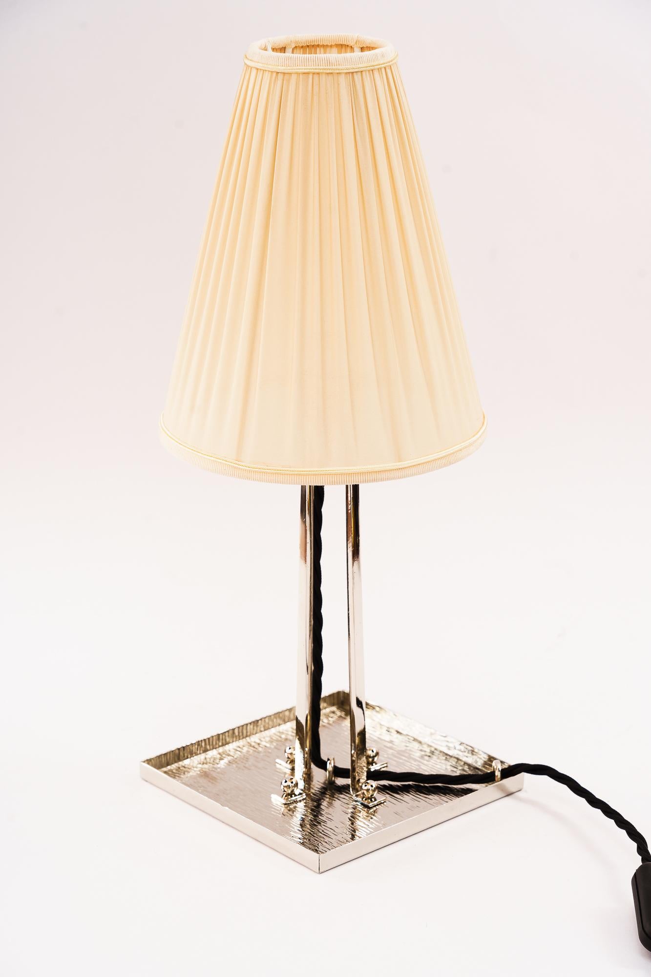 Art Deco vernickelte Tischlampe mit Stoffschirm um 1920er Jahre (Beschichtet) im Angebot