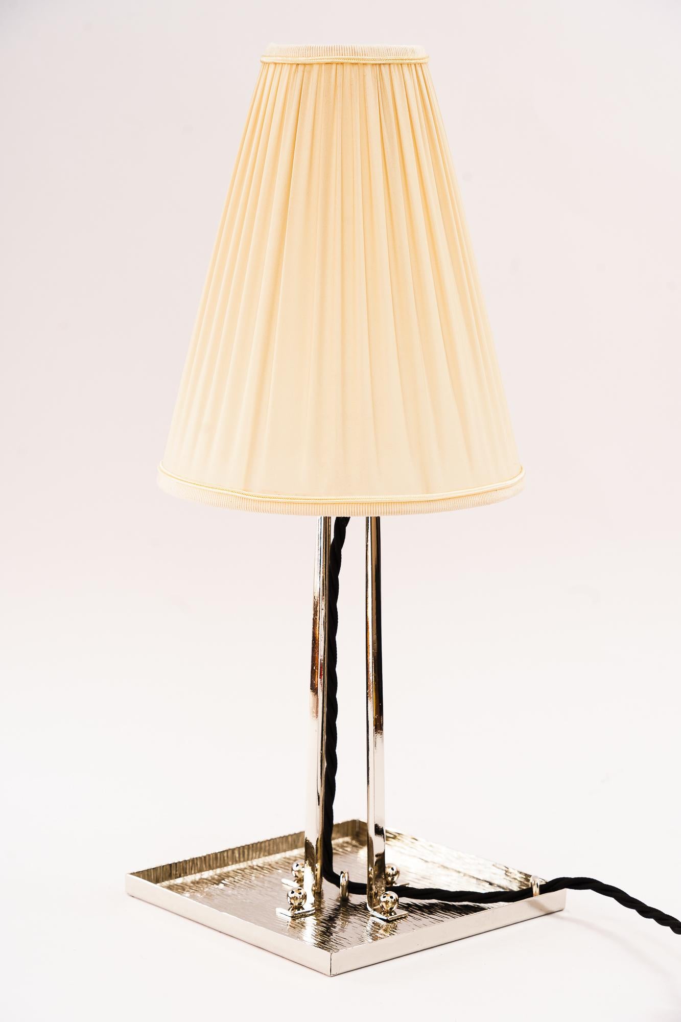 Art Deco vernickelte Tischlampe mit Stoffschirm um 1920er Jahre im Zustand „Gut“ im Angebot in Wien, AT