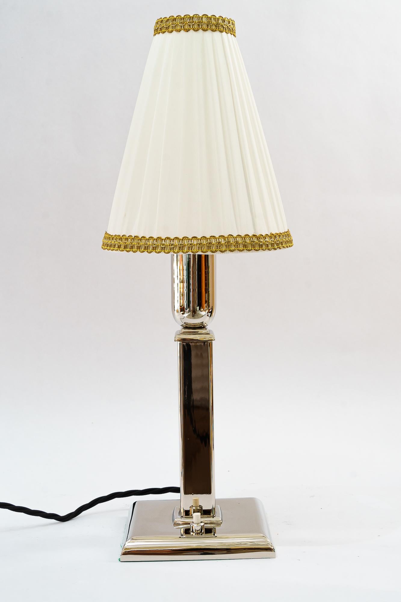 Lampe de table Art Déco avec abat-jour en tissu vienna vers 1920 
Nickelé
Abat-jour original en tissu ancien